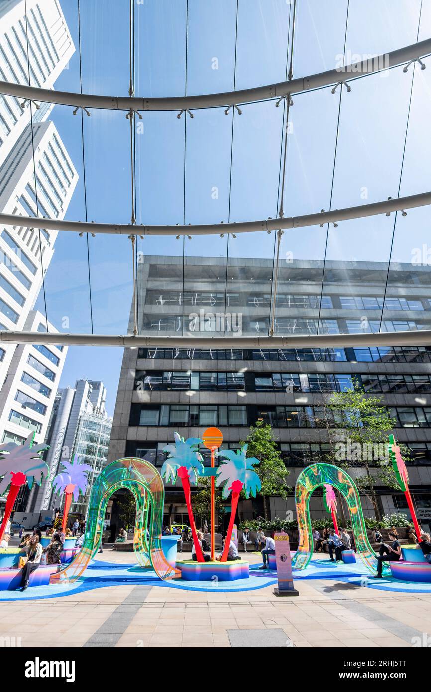 London, Großbritannien. 17. August 2023. Wetter in Großbritannien: Stadtarbeiter genießen Sonnenschein und 23 °C Temperaturen zum Mittagessen. Sie werden ermutigt, sich zu setzen und Zeit bei OA-515 zu verbringen, einer Installation außerhalb von City Point in Moorgate, die bis September von Space Objekt, einem Designstudio mit Sitz in Singapur, bestehend aus Tina Fung und Ashraf Razaque, eingerichtet wurde. die die Arbeit für den Immobilienentwickler Brookfield Properties geschaffen haben. Die Wettervorhersage ist für wärmere Temperaturen nächste Woche. Quelle: Stephen Chung / Alamy Live News Stockfoto