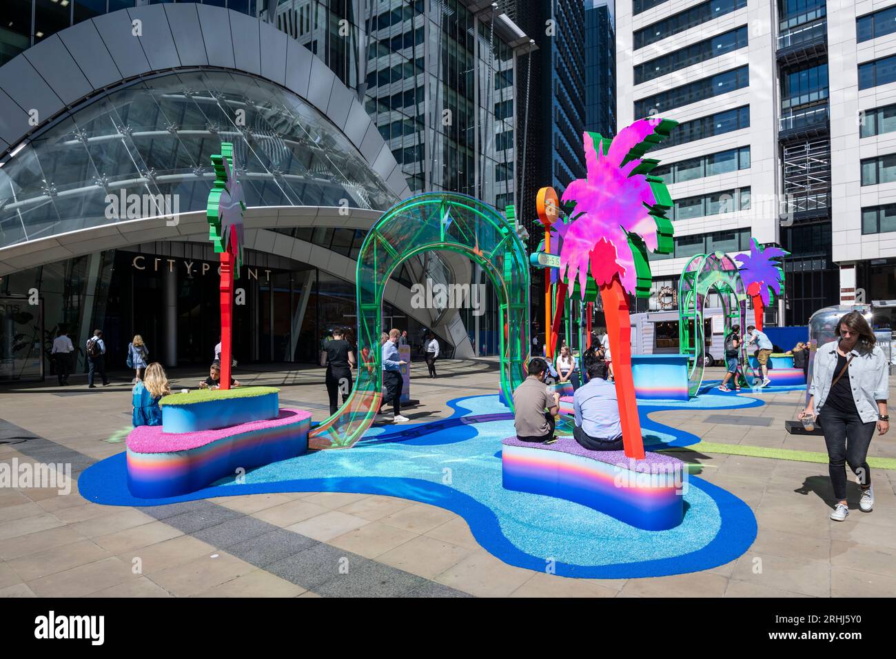 London, Großbritannien. 17. August 2023. Wetter in Großbritannien: Stadtarbeiter genießen Sonnenschein und 23 °C Temperaturen zum Mittagessen. Sie werden ermutigt, sich zu setzen und Zeit bei OA-515 zu verbringen, einer Installation außerhalb von City Point in Moorgate, die bis September von Space Objekt, einem Designstudio mit Sitz in Singapur, bestehend aus Tina Fung und Ashraf Razaque, eingerichtet wurde. die die Arbeit für den Immobilienentwickler Brookfield Properties geschaffen haben. Die Wettervorhersage ist für wärmere Temperaturen nächste Woche. Quelle: Stephen Chung / Alamy Live News Stockfoto