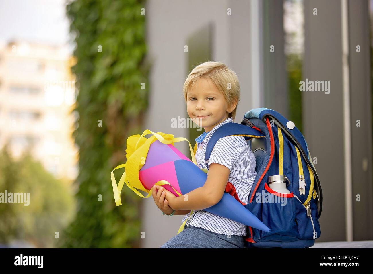 Nettes blondes Kind, Junge mit Bonbon-Kegel am ersten Schultag in der Tschechischen Republik, alte deutsche Tradition, dass was Übertragung auf Cztech als auch Stockfoto