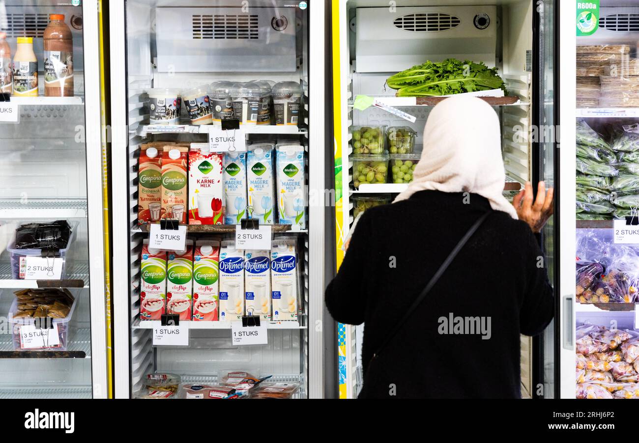 OUD BEIJERLAND - Menschen in einer Lebensmittelbank in der Hoekschen Waard. Wenn die Regierung keine Maßnahmen gegenüber Prinsjesdag ankündigt, um ärmeren Haushalten zu helfen, die Rechnungen zu bezahlen, wird die Armut drastisch zunehmen. ANP JEFFREY GROENEWEG niederlande raus - belgien raus Stockfoto