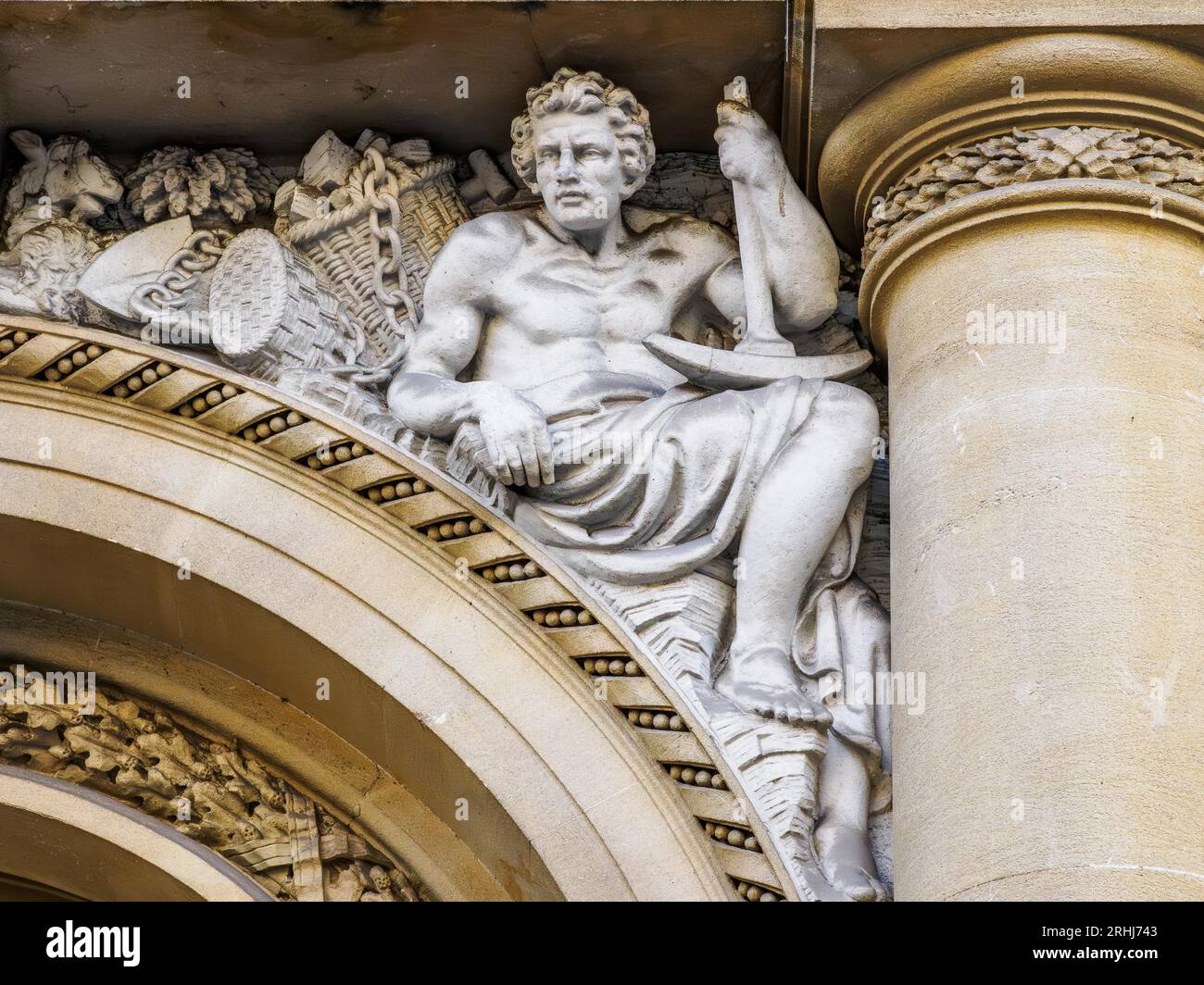 Skulptur, die den edlen Arbeiter in seinem Handel mit Spitzhacke und Steinkorb auf dem Gesicht des Lloyd's Bank Gebäudes in der Corn Street Bristol UK romatisiert Stockfoto