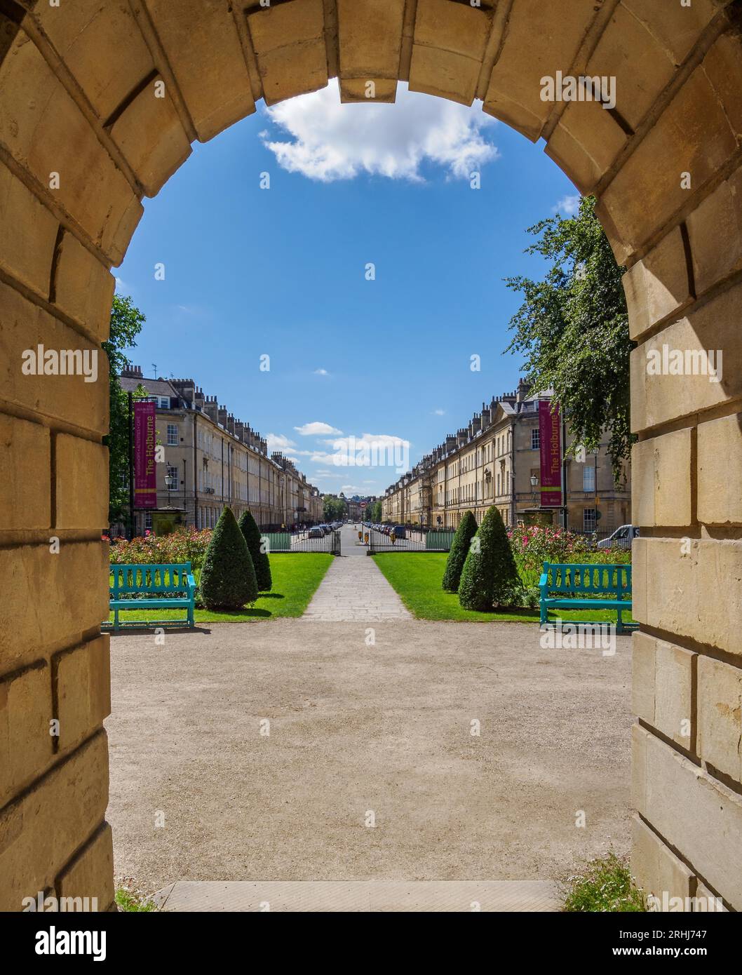 Blick von der Eingangshalle des Holburne Museums und der Kunstgalerie auf die Great Pulteney Street in Bath Somerset UK Stockfoto