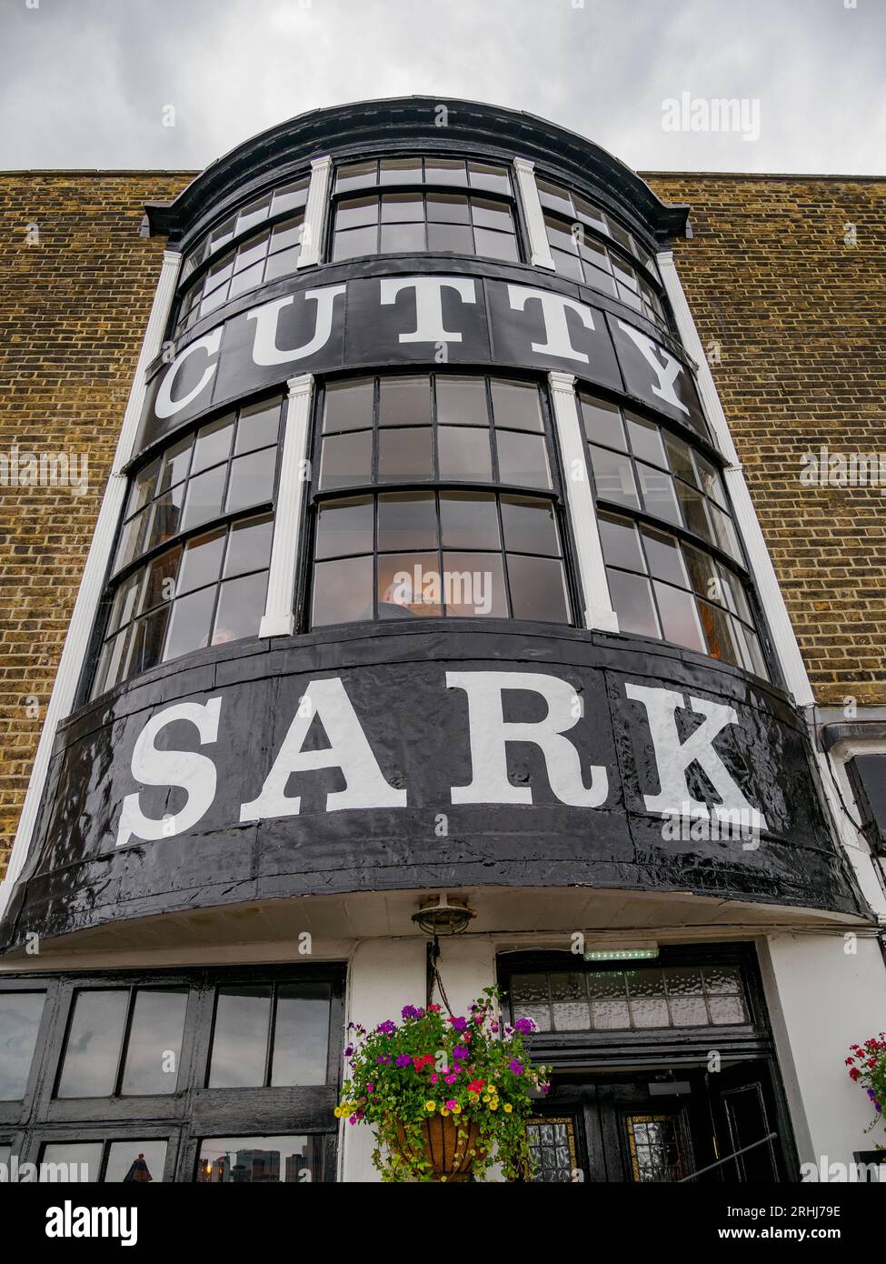 Bugfenster in den oberen Etagen des Cutty Sark Pub mit Blick auf die Themse in Greenwich London UK Stockfoto