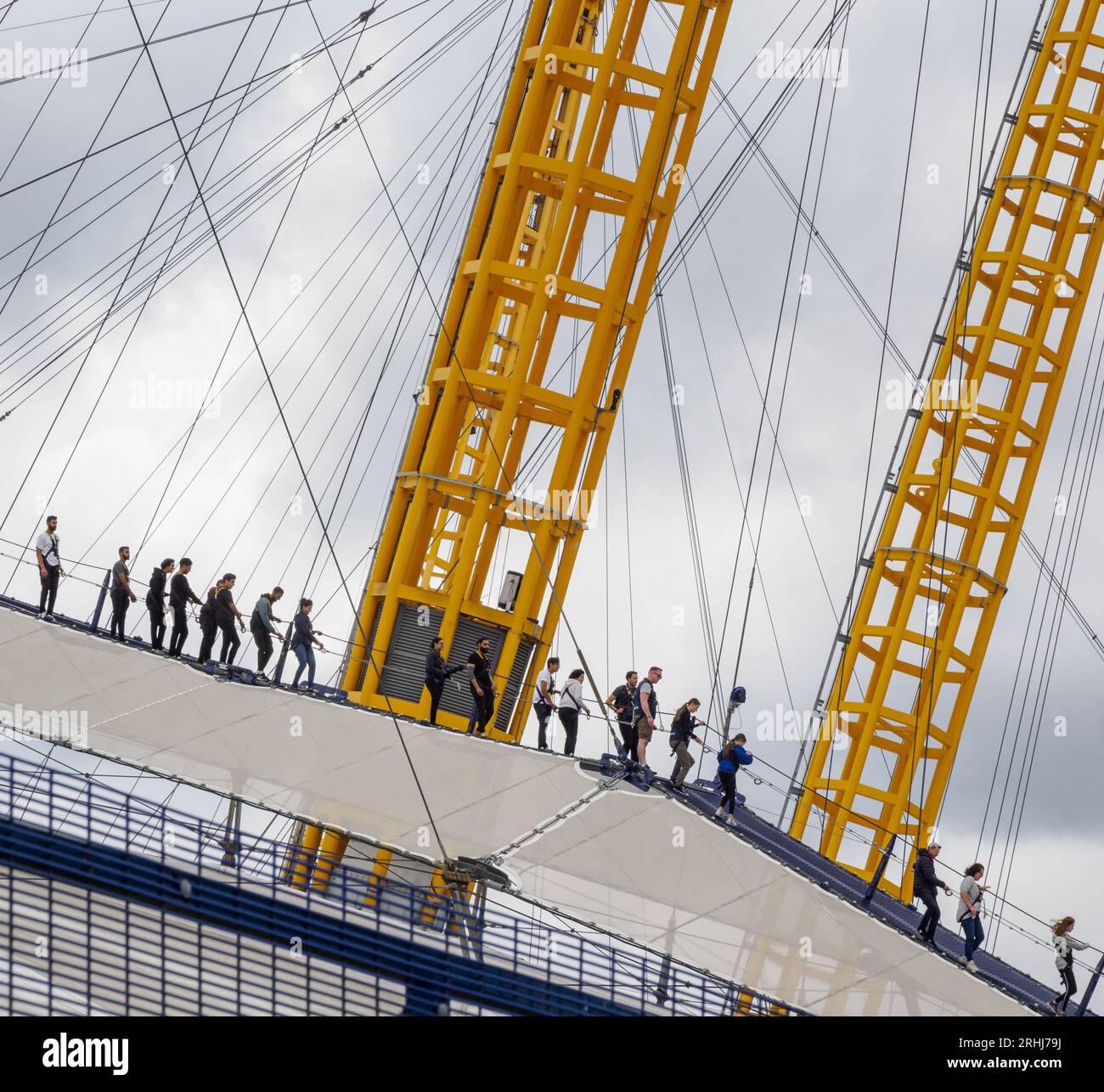 Leute, die auf dem Dach des O2 Dome auf dem Oben am O2 Walk in Greenwich London UK spazieren gehen Stockfoto