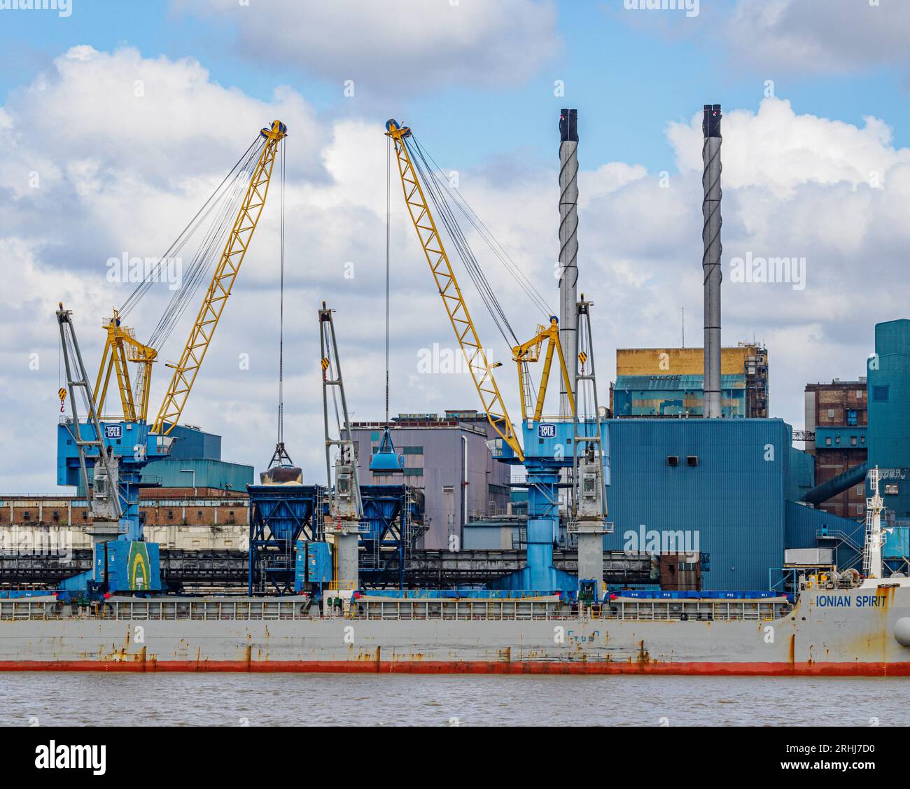 Long tanker unloading its cargo of sugar at the Tate and Lyle refinery in Silvertown on the Thames London UK Stockfoto