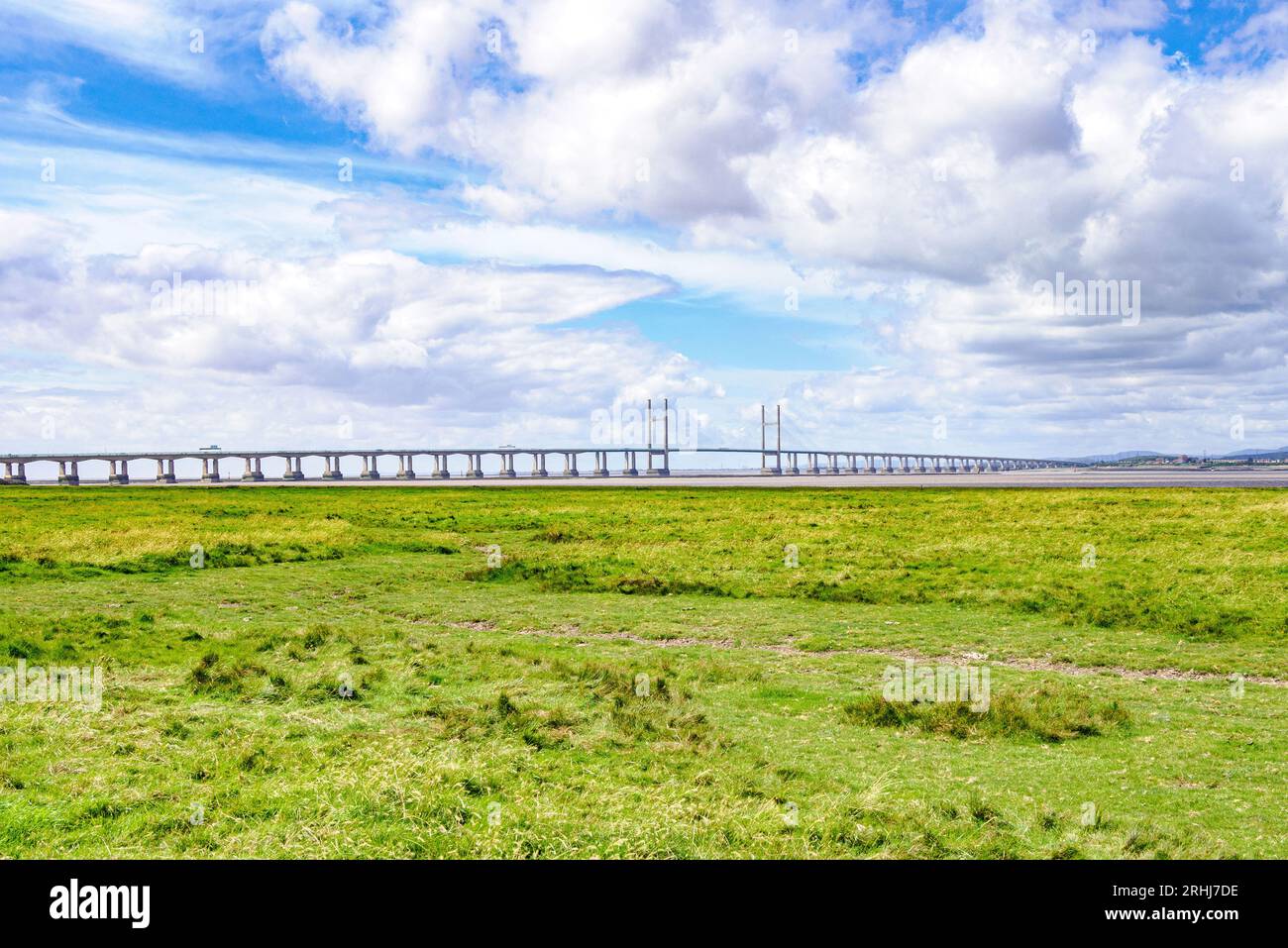 Die Prince of Wales Bridge oder Second Severn Crossing von Northwick Warth Salzwiesen am englischen Ufer des Severn Gloucestershire UK Stockfoto