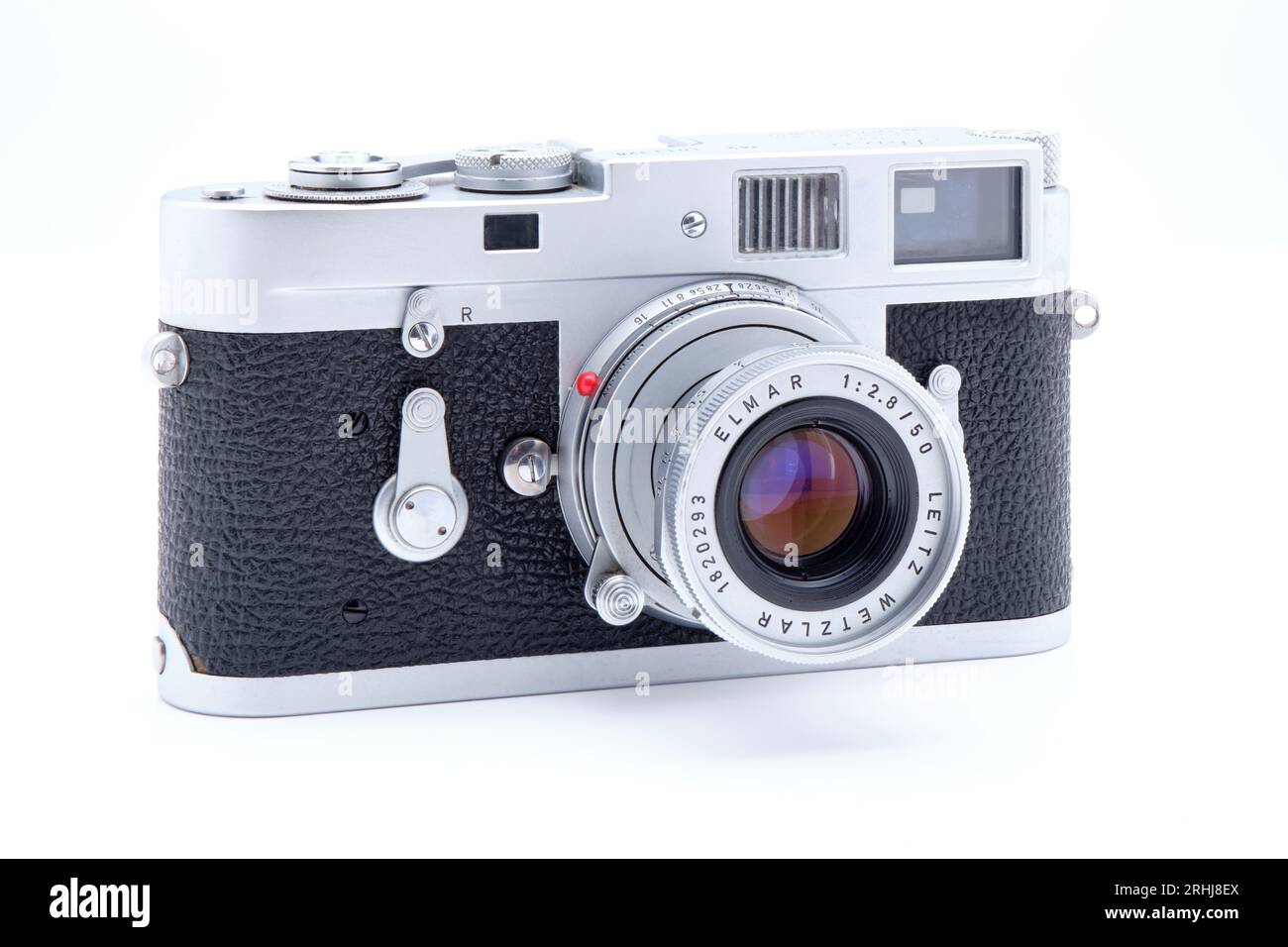 Klassische Leica M2 35-mm-Entfernungsmesser-Kamera aus dem Jahr 1960 mit einem zusammenklappbaren Leitz 50-mm-F2,8-Elmar-Objektiv. Stockfoto