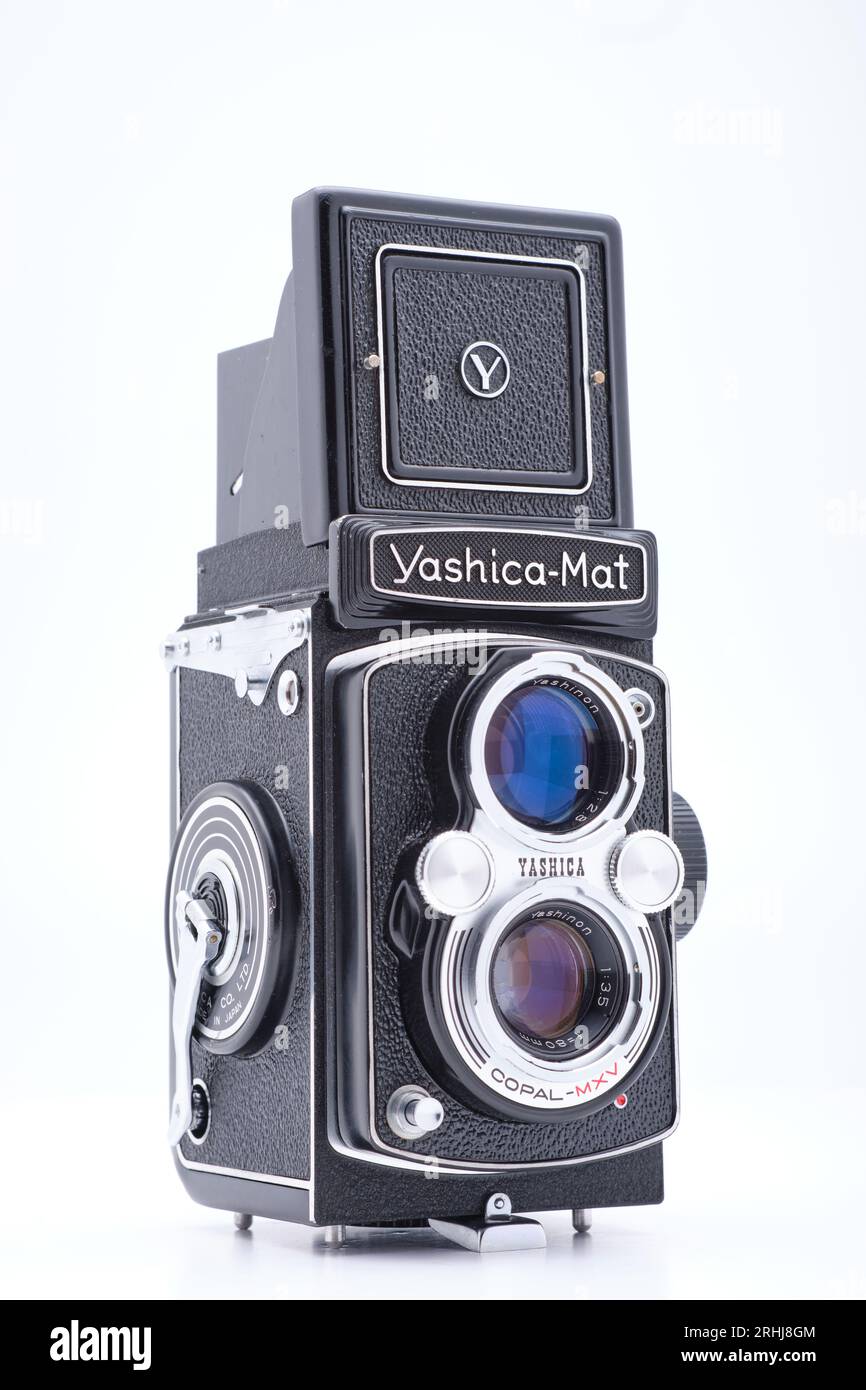 Yashica-Mat Twin Lens Reflex (TLR) Vintage Mittelformat Filmkamera um 1971-1973 mit Yashinon 80 mm f3,5 Aufnahmelinse und f2,8 Objektiv. Stockfoto