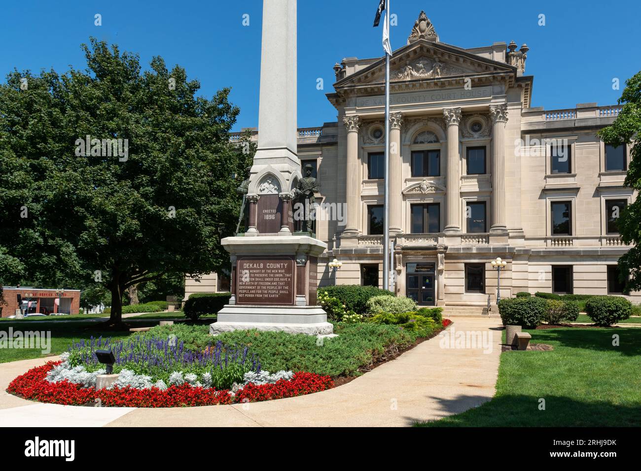 Das DeKalb County Courthouse an einem sonnigen Sommermorgen. Sycamore, Illinois, USA. Stockfoto