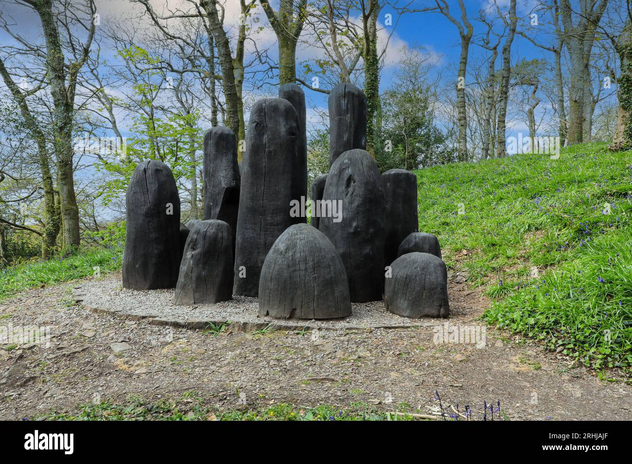 „Black Mound“ von David Nash RA in den Tremenheere Sculpture Gardens in der Nähe von Penzance, Cornwall, England, Großbritannien Stockfoto