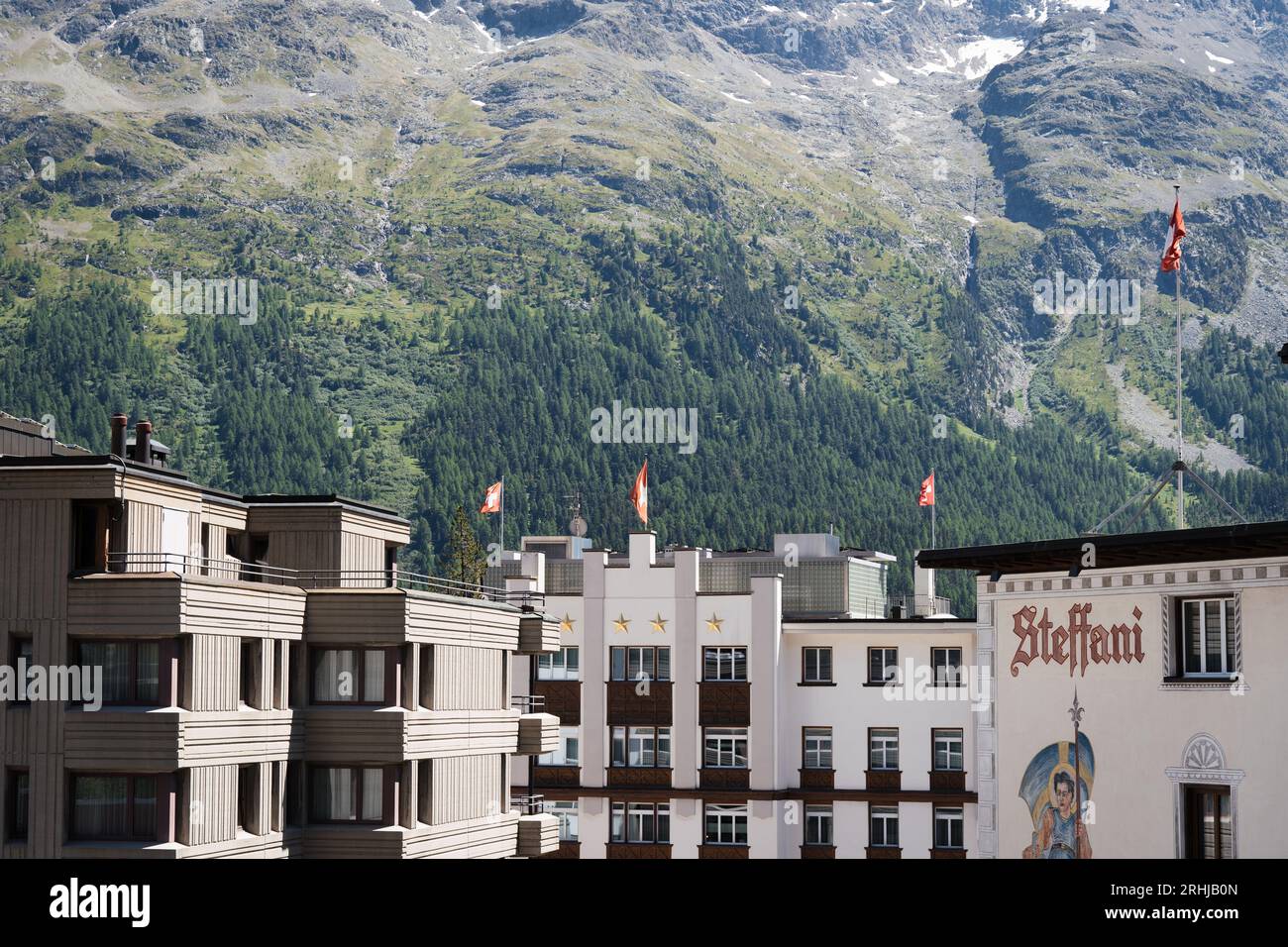 Schweiz, St.Moritz - 6. Juni 2023: Stadtlandschaft mit Gebäuden, Hügeln und Bäumen, Privathäusern, Hütten Stockfoto