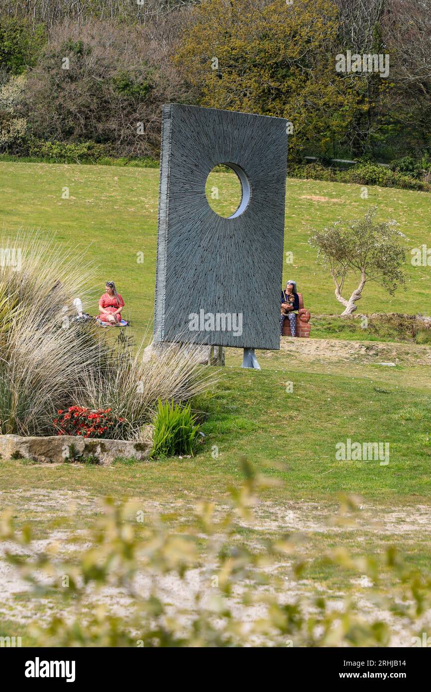 Darren Hawkes Schieferskulptur gewann den Chelsea Flower Show Eco-Preis, der in den Tremenheere Sculpture Gardens in der Nähe von Penzance, Cornwall, England, ausgestellt wird Stockfoto