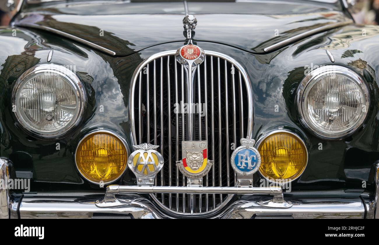 17. August 2023, Sachsen, Zwickau: Ein 1964 gebauter Jaguar Mk II 3,4 steht vor Beginn der Sachsen Classic Oldtimer-Rallye auf dem Zwickauer Marktplatz. Rund 180 Starter aus mehreren Ländern haben sich für die 20. Ausgabe des HochPS-Spektakels angemeldet. Am ersten Tag der 540 Kilometer langen Tour kamen 45 historische Motorräder hinzu. Von Zwickau führt die Strecke durch das Erzgebirge nach Dresden und Ostsachsen, mit einem Abstecher nach Tschechien. Das Finale findet am Samstag wieder in Dresden statt. Veranstalter ist die Motor Presse Stuttgart. Foto: Hendrik S Stockfoto