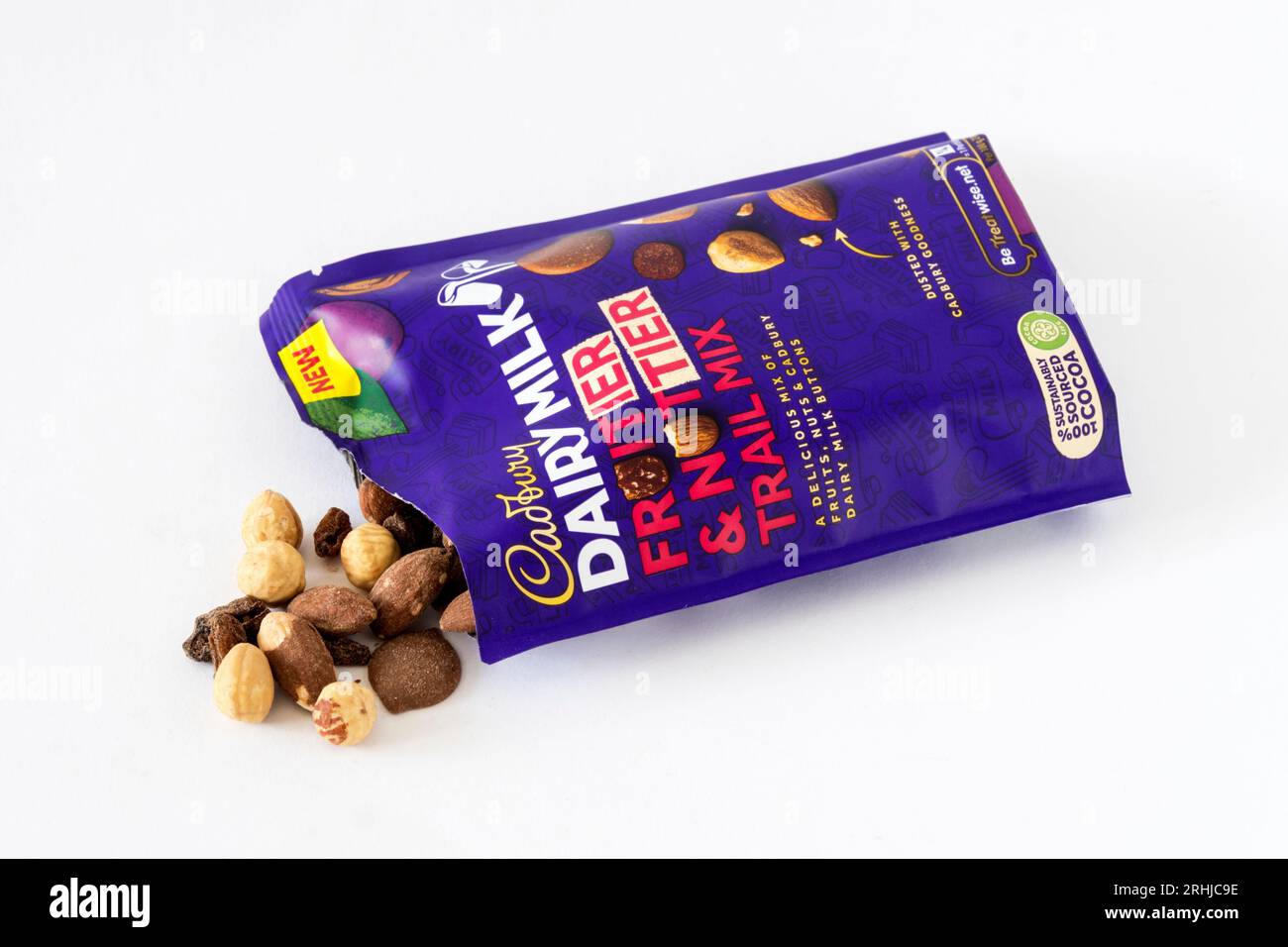 Eine offene Packung Cadbury Dairy Milk Fruit & Nut Trail Mix. Stockfoto