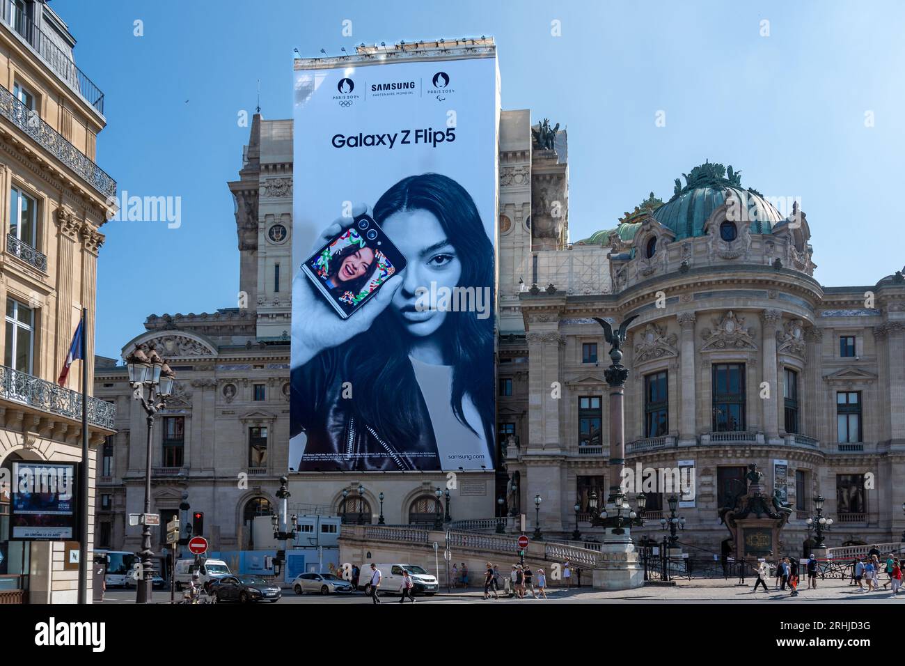 Große Werbeplakate des Samsung Galaxy Z Flip5, die das Gerüst der Renovierungsarbeiten an der Fassade des Pariser Opernhauses Garnier abdecken Stockfoto