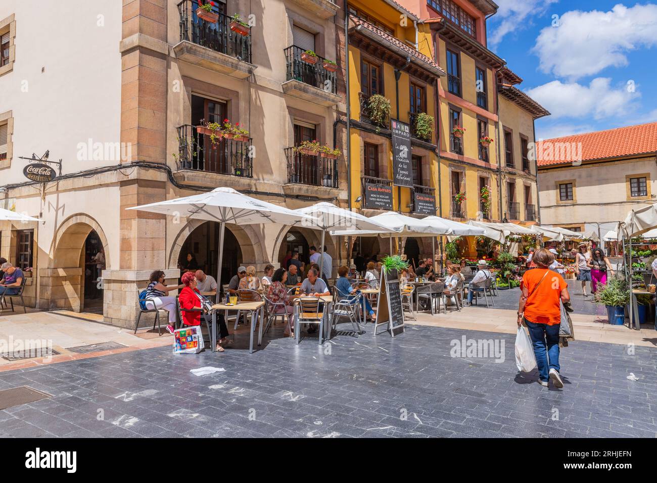 Oviedo, Asturien, Spanien - 16. Juli 2023: Stadtleben im Sommer in den Straßen von Oviedo. Oviedo liegt im Zentrum von Asturien zwischen dem nal Stockfoto