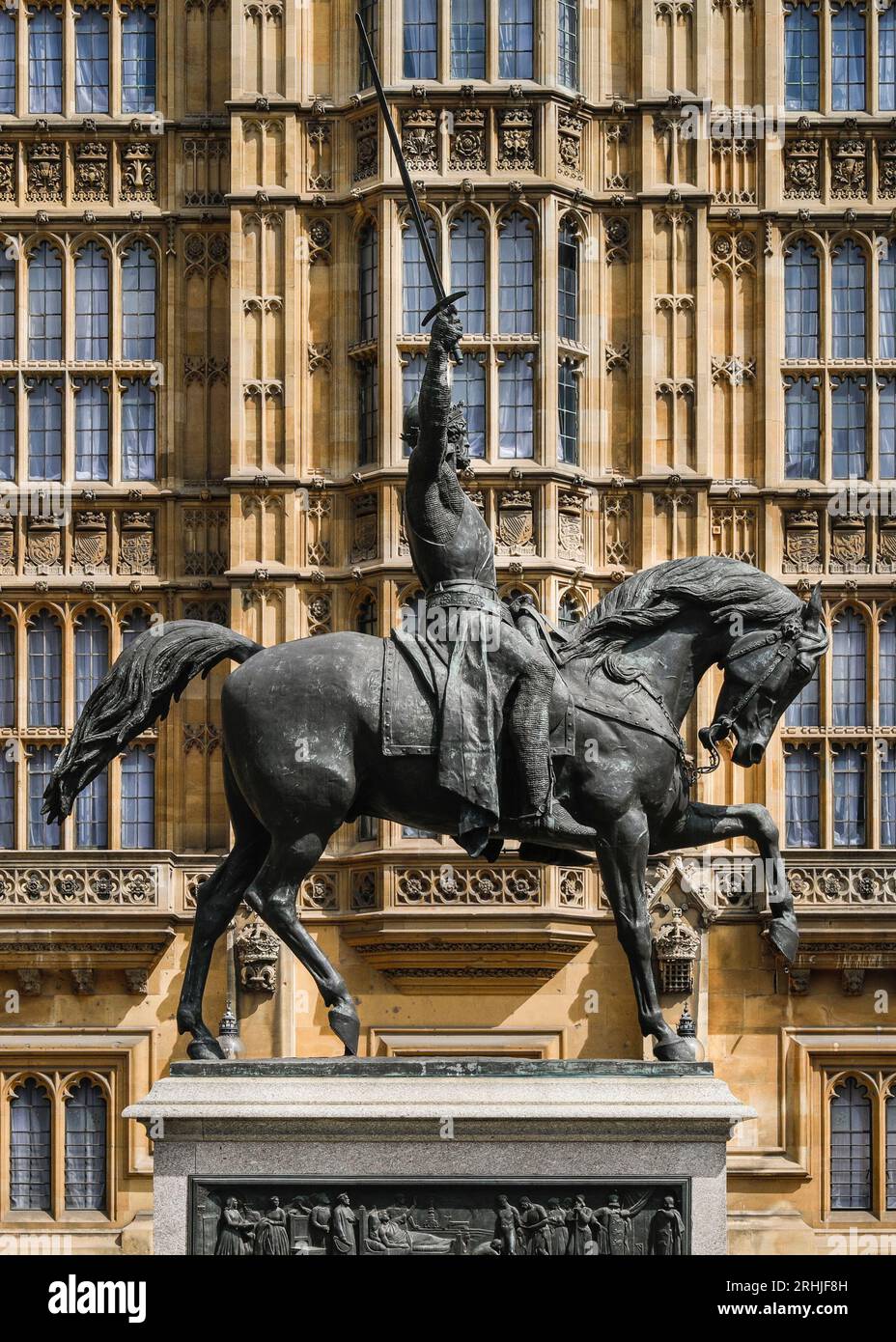 König Richard I. (Richard Coeur de Lion) Reiterstatue vor den Häusern des Parlaments, Palace of Westminster, London, England Stockfoto