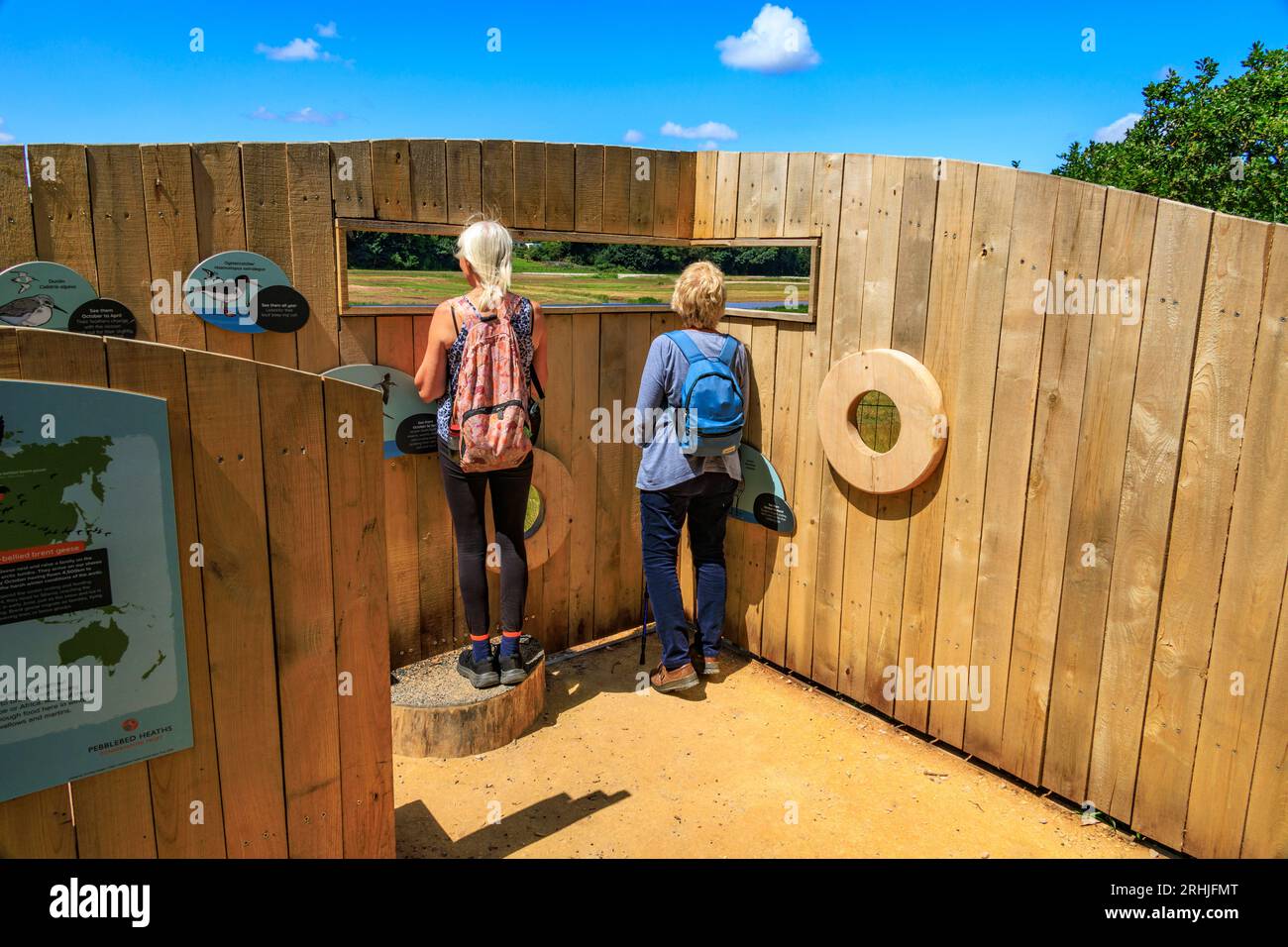 Ein neues Vogelhäuschen am Ufer des River Otter Estuary Nature Reserve in Budleigh Salterton an der Jurassic Coast, Devon, England, Großbritannien Stockfoto