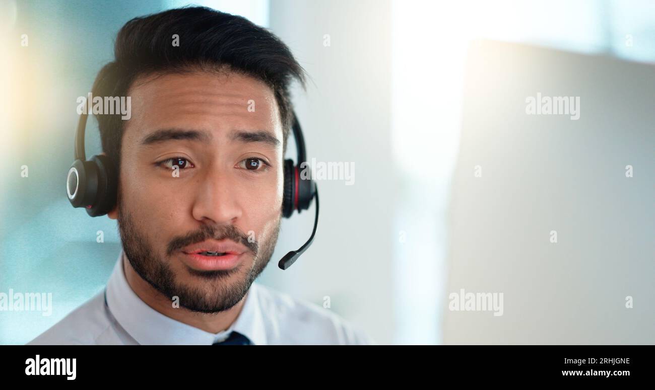 Callcenter-Mitarbeiter, der ein Headset trägt, bietet hervorragenden Kundenservice per E-Mail an seinem Schreibtisch. Selbstbewusster junger Vertriebsmitarbeiter, der einen Verkauf bei macht Stockfoto