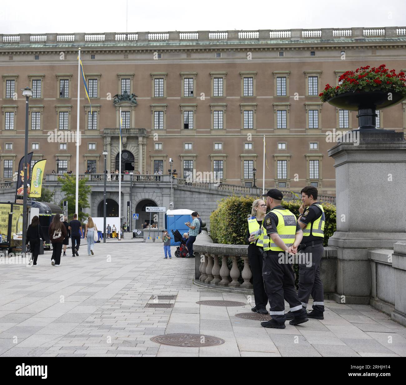 Stockholm, Schweden. Aug. 2023. Wachleute sind neben dem Königlichen Palast in Stockholm, der Hauptstadt Schwedens, am 17. August 2023 zu sehen. Die terroristische Bedrohung in Schweden wurde von „erhöht“ auf „hoch“ angehoben, sagte der schwedische Sicherheitsdienst (SAPO) am Donnerstag. Quelle: Wei Xuechao/Xinhua/Alamy Live News Stockfoto