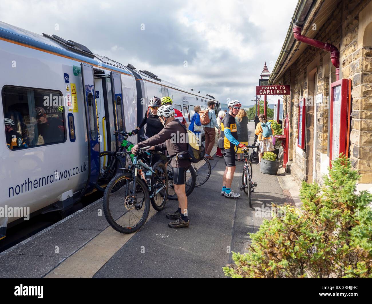 Radfahrer steigen am Bahnhof Gasdale Head der Settle-Carlisle-Linie aus, Yorkshire Dales, Großbritannien. Garsdale Head ist der höchste Bahnhof der Hauptbahn Stockfoto