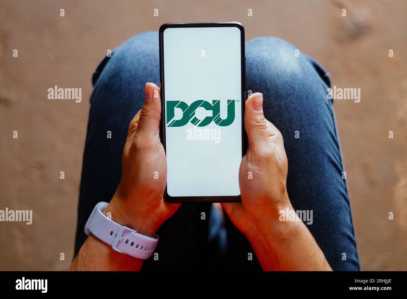In dieser Abbildung wird das Logo der Digital Federal Credit Union (DCU) auf einem Smartphone-Bildschirm angezeigt. Stockfoto
