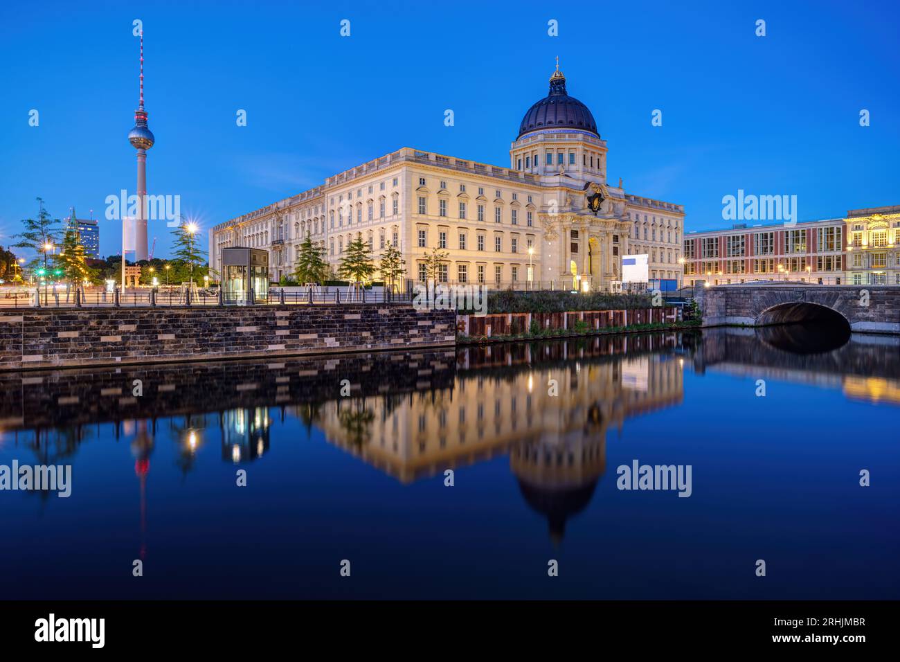 Hochauflösendes Ambiente des wiederaufgebauten Berliner Stadtpalastes und des berühmten Fernsehturms bei Nacht Stockfoto