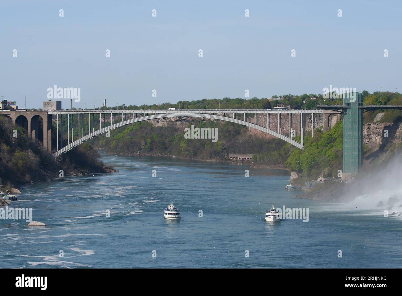 NIAGARA FALLS, ON, KANADA - 21. MAI: Rainbow Bridge und Tour Boats. Mai 21,2007 in Niagara Falls, ON, Kanada Stockfoto