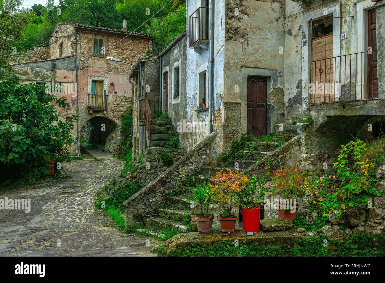 Alte Häuser mit Bögen und Durchgängen im alten mittelalterlichen Dorf Prezza. Prezza, Provinz L'Aquila, Abruzzen, Italien, Europa Stockfoto