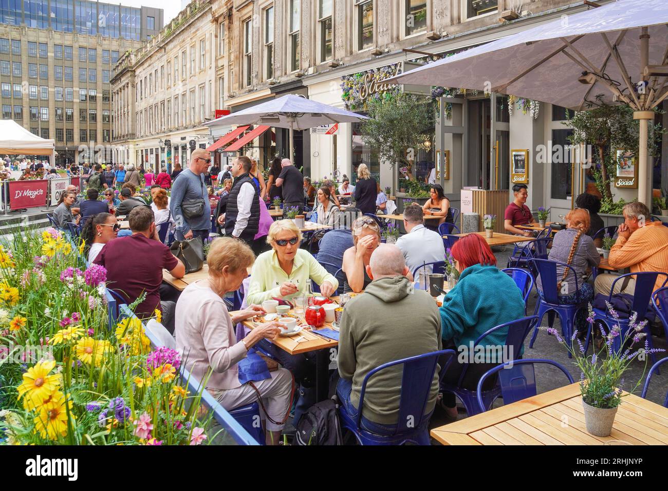 Glasgow, Großbritannien. Aug. 2023. Zwei Tage vor Beginn der 20. Auflage des Glasgow International Piping Festivals können Besucher der Stadt Glasgow Restaurants und Cafés im Freien besuchen, während Pfeifenbands kostenlose Straßenaufführungen geben. Credit Credit: Findlay/Alamy Live News Stockfoto