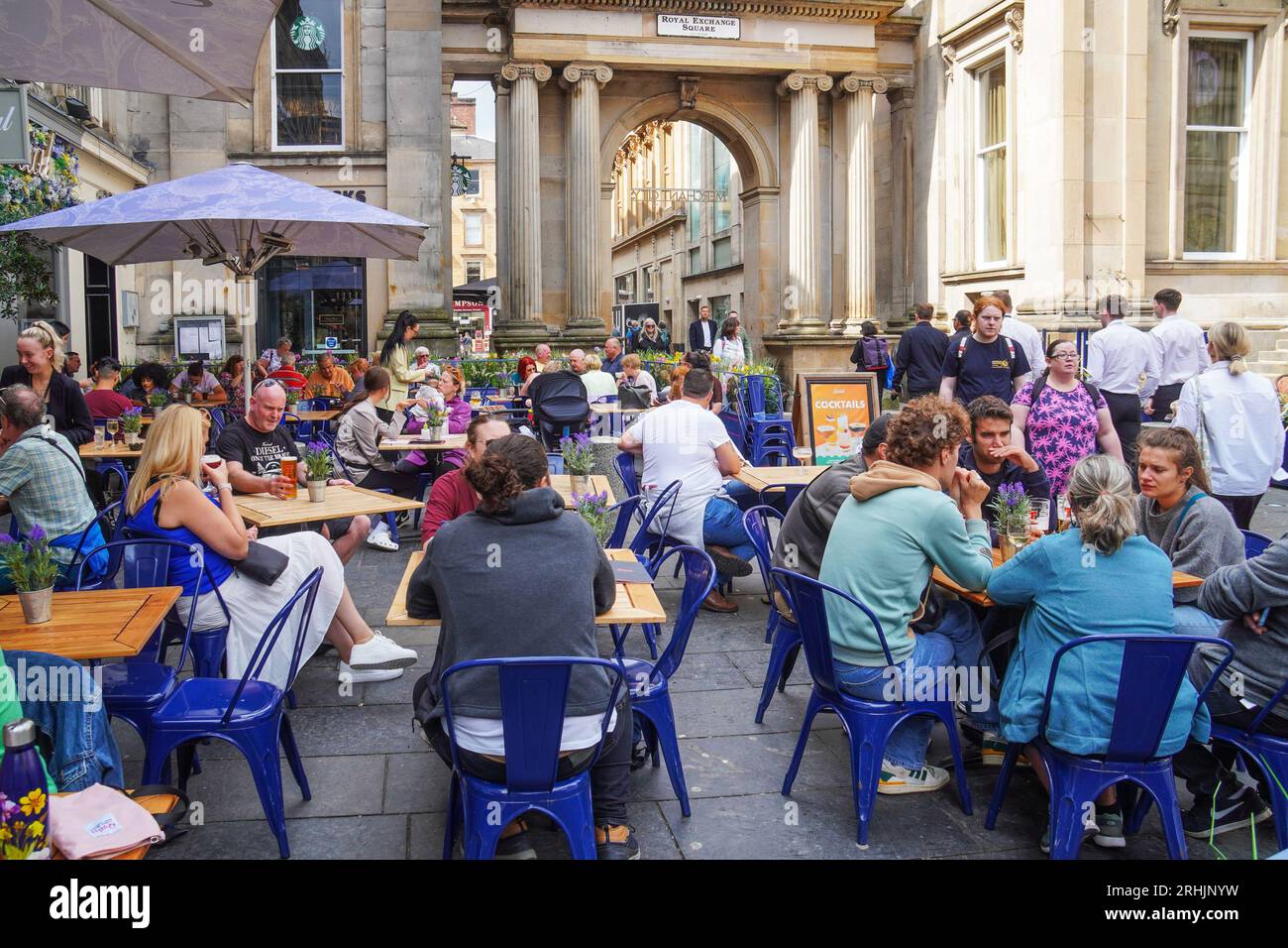 Glasgow, Großbritannien. Aug. 2023. Zwei Tage vor Beginn der 20. Auflage des Glasgow International Piping Festivals können Besucher der Stadt Glasgow Restaurants und Cafés im Freien besuchen, während Pfeifenbands kostenlose Straßenaufführungen geben. Credit Credit: Findlay/Alamy Live News Stockfoto