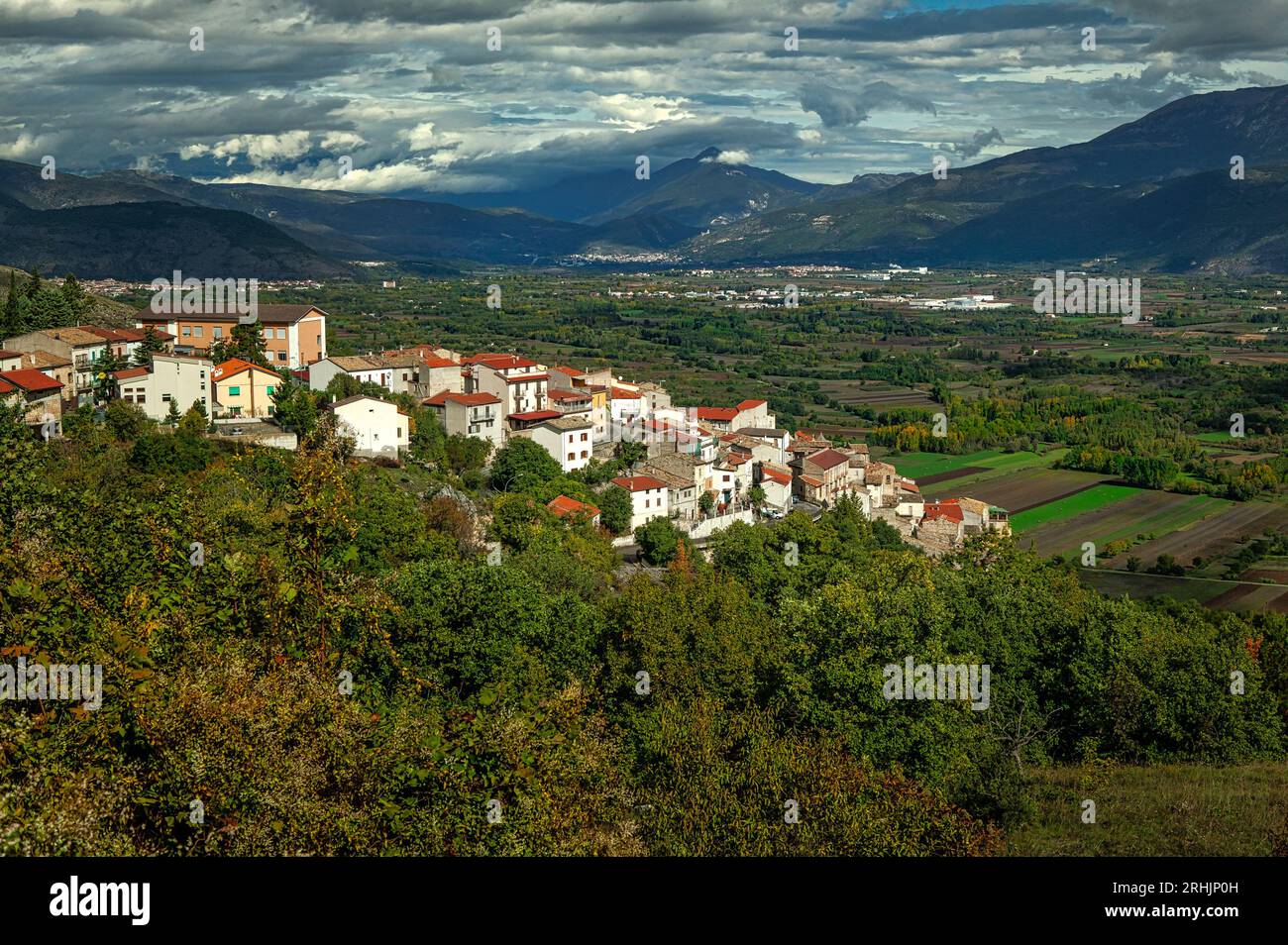 Die Stadt Prezza im Vordergrund dominiert das Peligna-Tal von oben. Peligna-Tal, Abruzzen, Italien, Europa Stockfoto