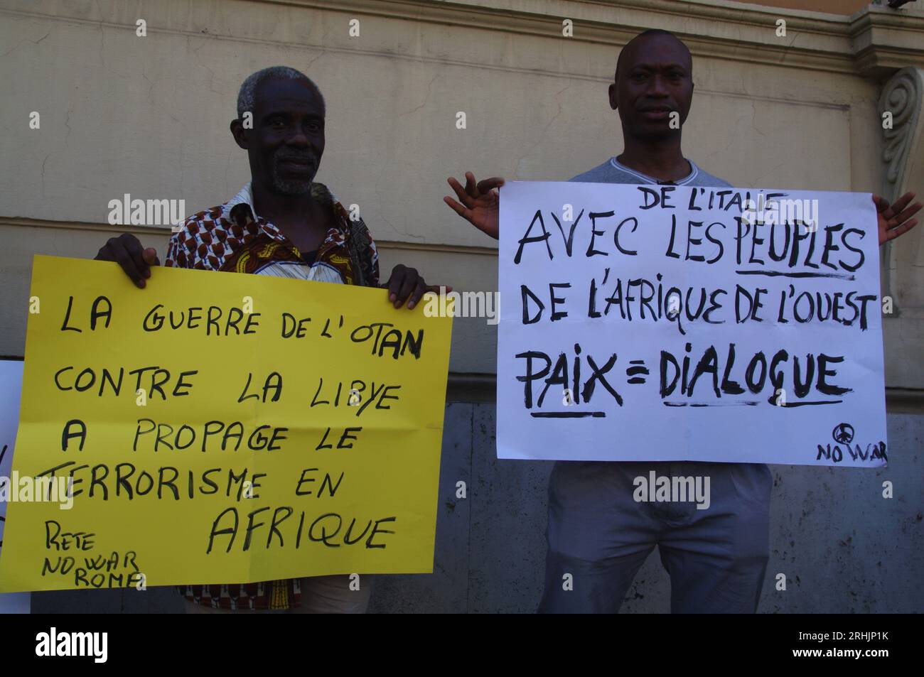 Rom, Italien. Aug. 2023. Aktivisten protestieren in der nigerianischen Botschaft gegen die militärische Intervention der ECOWAS in Niger, Rom, Italien, am 17. August 2023. Die ECOWAS (die Wirtschaftsgemeinschaft der westafrikanischen Staaten, CEDEAO auf Französisch) hat nach dem jüngsten Staatsstreich mit militärischen Eingriffen in Niger gedroht. Der Hauptsitz der ECOWAS befindet sich in Nigeria, deren Vorsitzender derzeit der nigerianische Präsident BolaTinubu ist. (Foto: Elisa Gestri/SIPA USA) Credit: SIPA USA/Alamy Live News Stockfoto