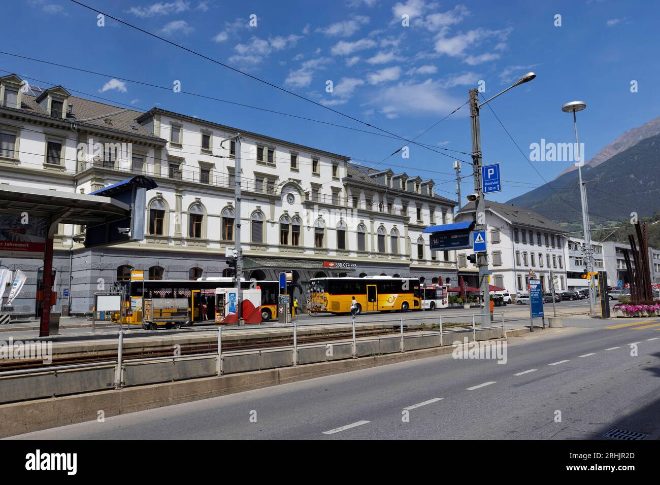BRIG, SCHWEIZ, 17. JULI 2023: Blick auf den Hauptbahnhof der Stadt Brig in der Schweiz. Es ist ein wichtiger Eisenbahnknotenpunkt in der Municip Stockfoto
