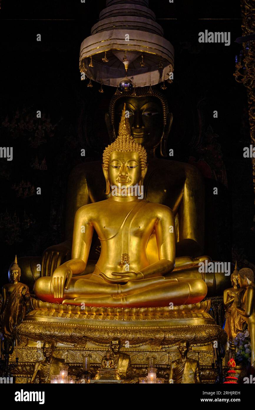 Thailand, Bangkok, Wat Ratchabophit Tempel, Begräbniskomplex mit kleinen Denkmälern verschiedener Stile in Erinnerung an Mitglieder der königlichen Familie Stockfoto