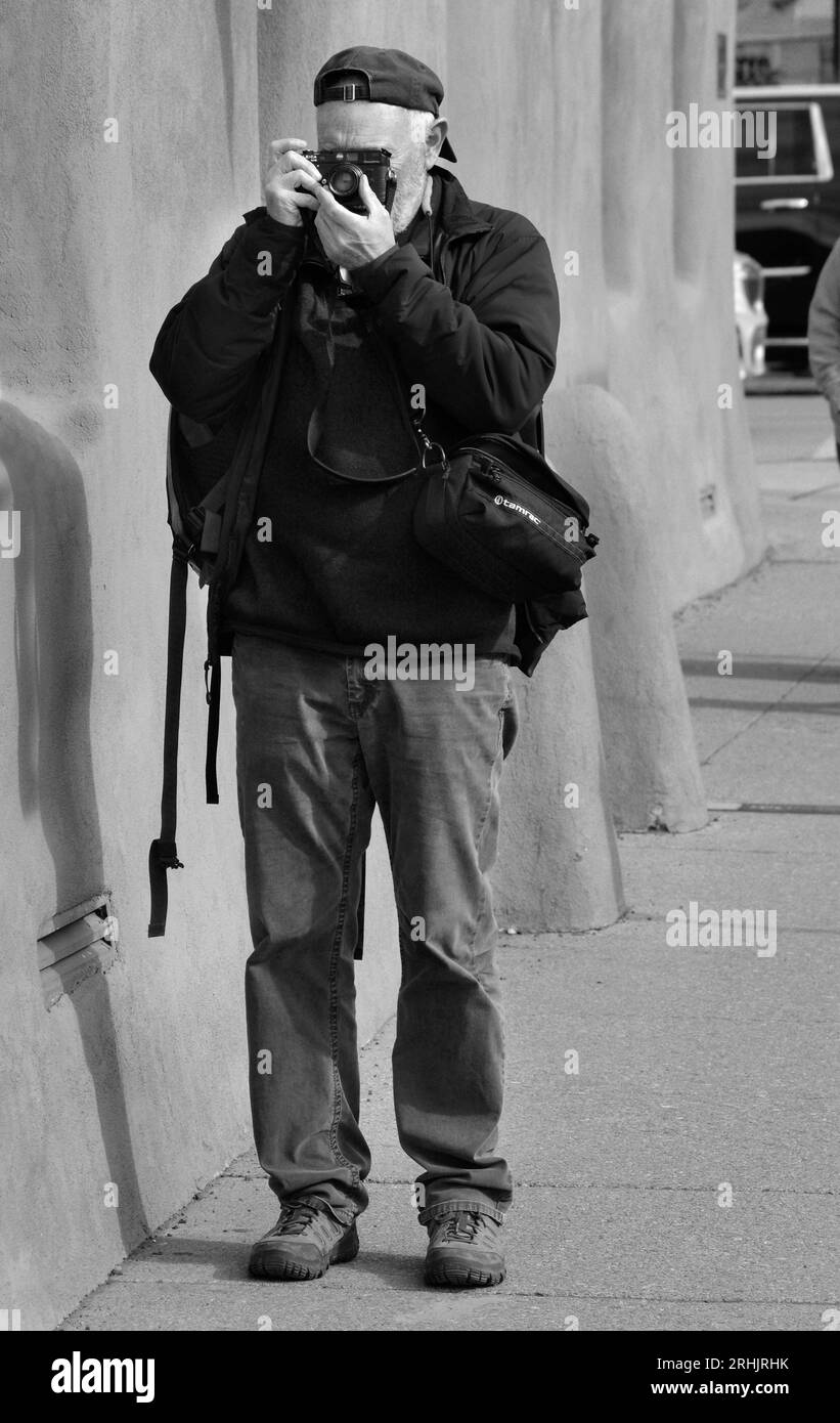 Ein Fotograf fotografiert mit einer Leica-Kamera im Zentrum von Santa Fe, New Mexico. Stockfoto