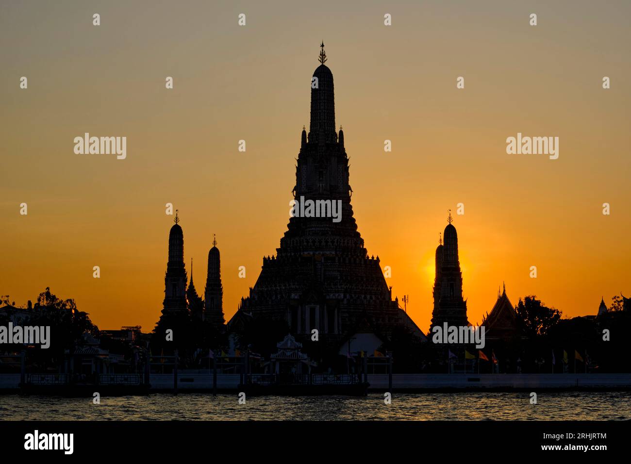 Thailand, Bangkok, Wat Arun und Chao Phraya bei Nacht Stockfoto