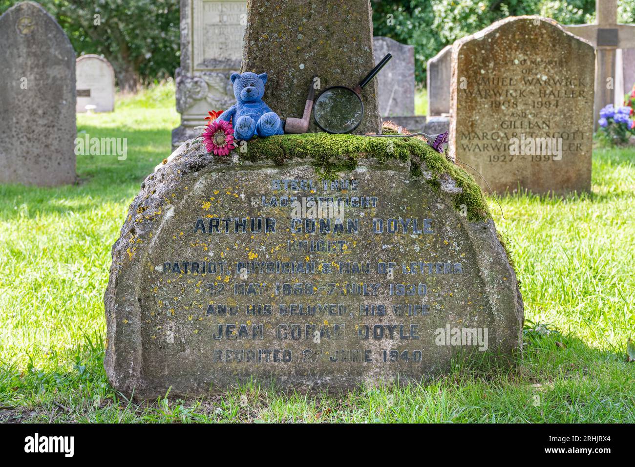 Grabstein des Autors Arthur Conan Doyle, berühmter Schriftsteller und Schöpfer von Sherlock Holmes-Büchern, All Saints Churchyard in Minstead, Hampshire, England Stockfoto