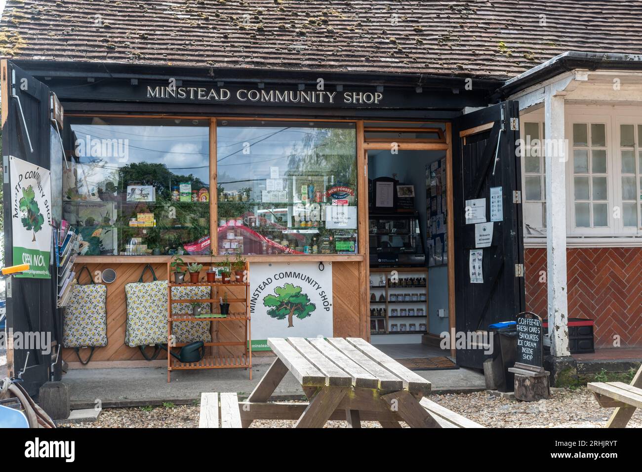 Minstead Community Shop im New Forest Village in Minstead, Hampshire, England. Eröffnet im Jahr 2020, geleitet von lokalen Freiwilligen Stockfoto