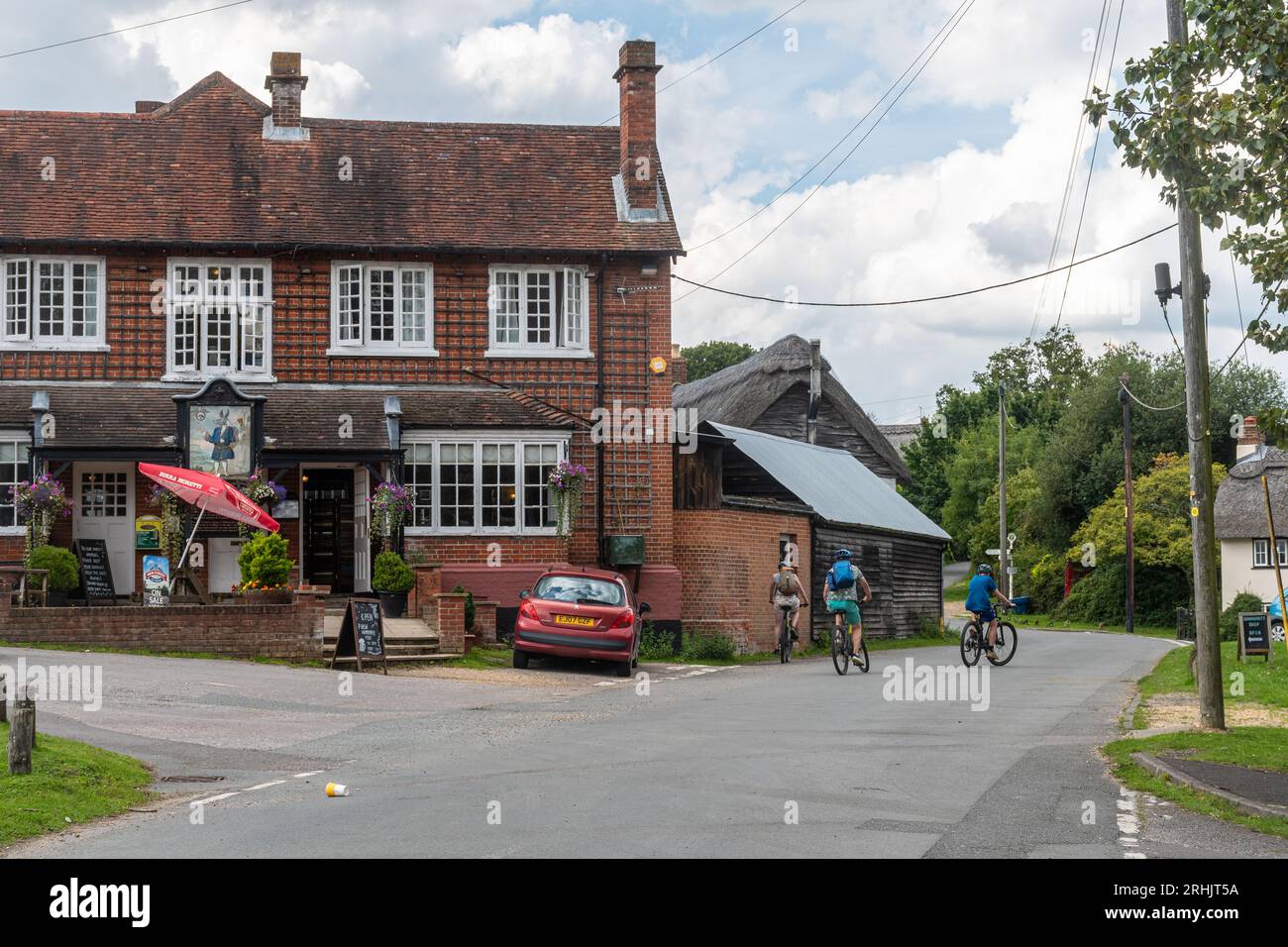 Das treue Servant Inn im Minstead Village Centre, einem Dorf im New Forest in Hampshire, England, mit Radfahrern Stockfoto