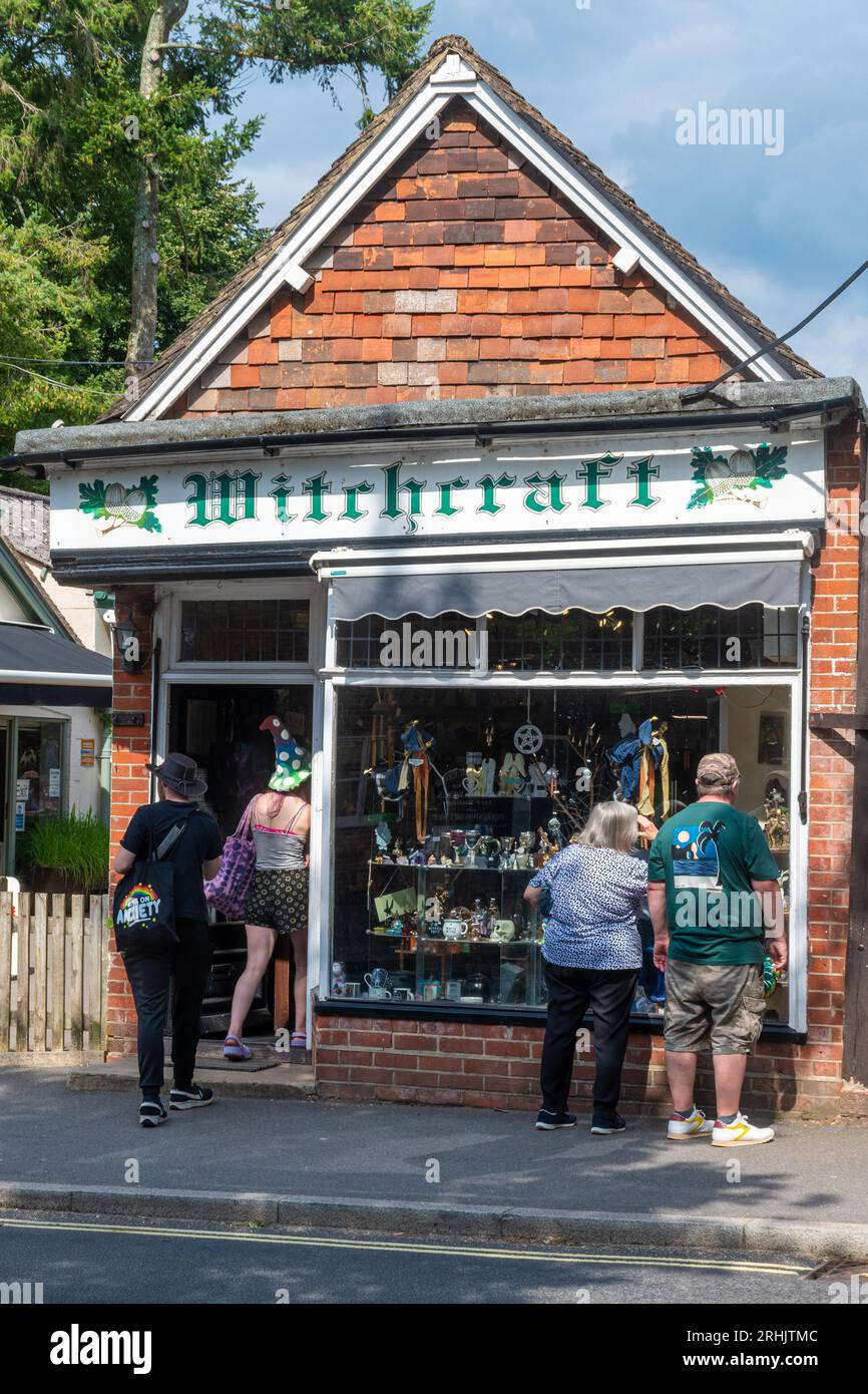 Leute, die im Sommer in ungewöhnlichen unabhängigen Geschäften in Burley Village im New Forest National Park, Hampshire, England, Großbritannien suchen Stockfoto