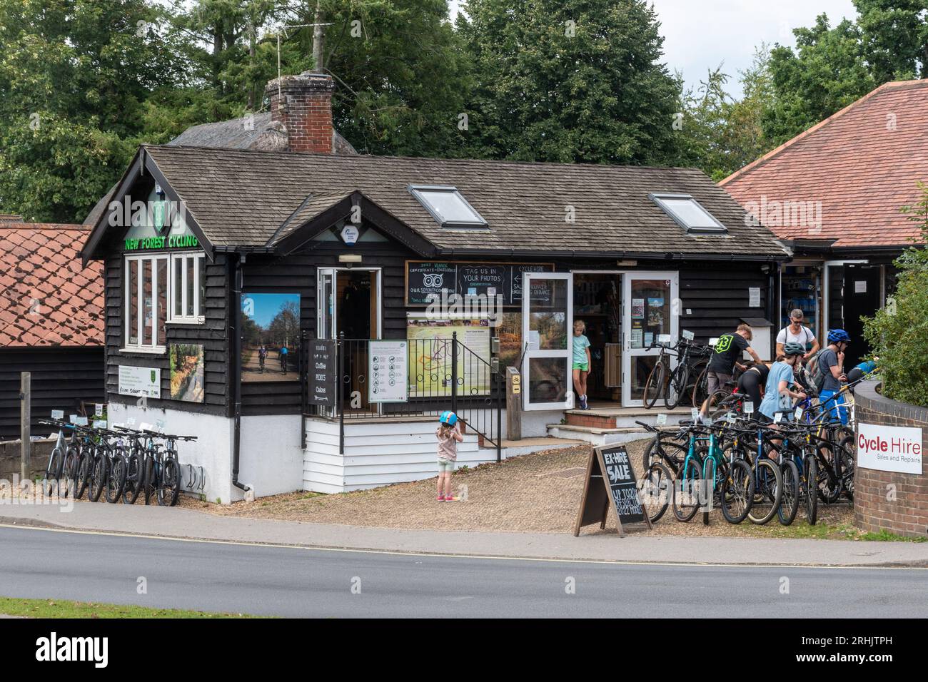 New Forest Cycling Business im Zentrum von Burley Village, New Forest National Park, Hampshire, England, Großbritannien, mit Leihfahrrädern Stockfoto