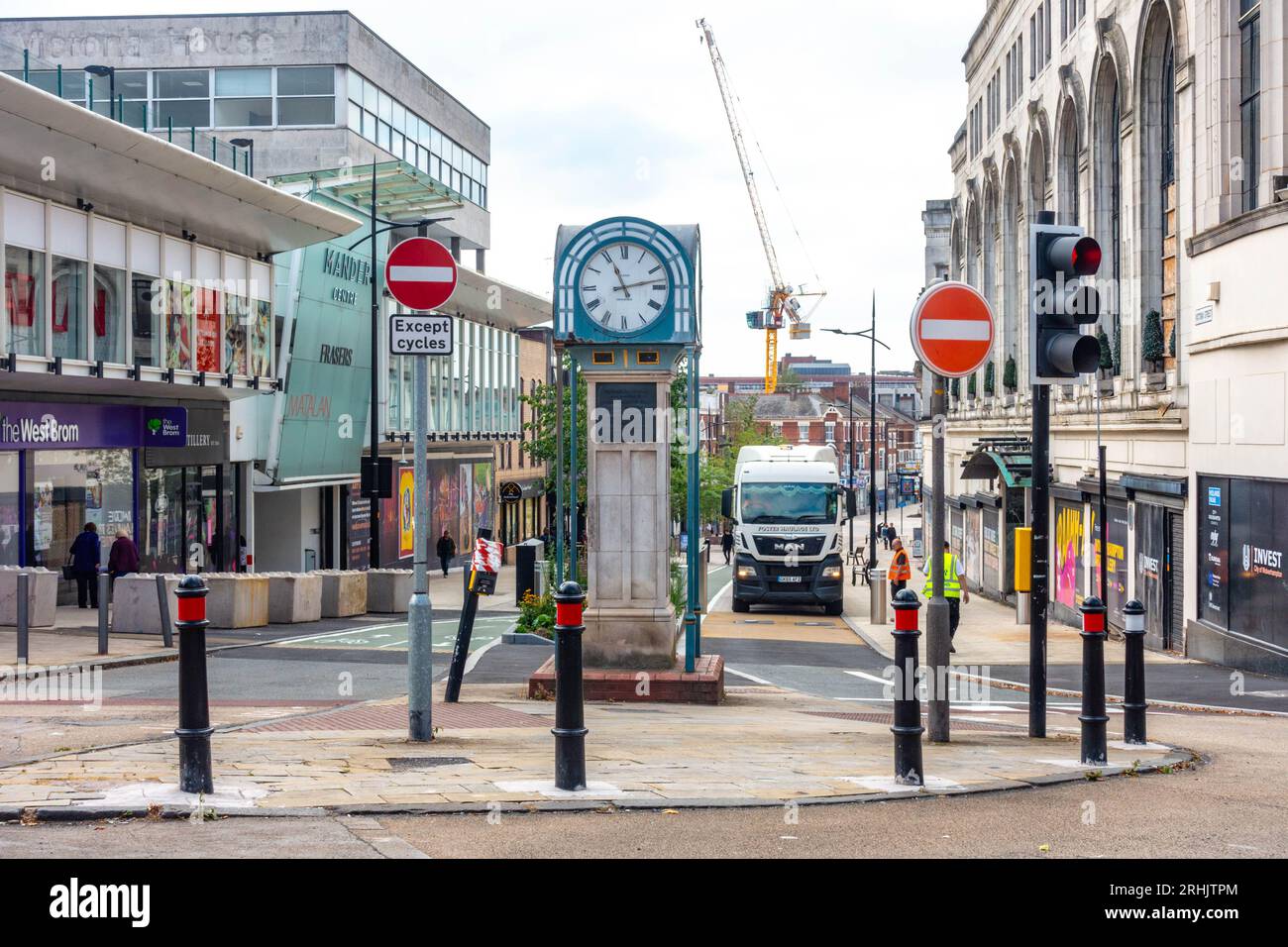 Ein Blick auf die Victoria Street in Wolverhampton, Großbritannien, mit dem Beaties Uhrenturm in der Mitte der Straße. Stockfoto