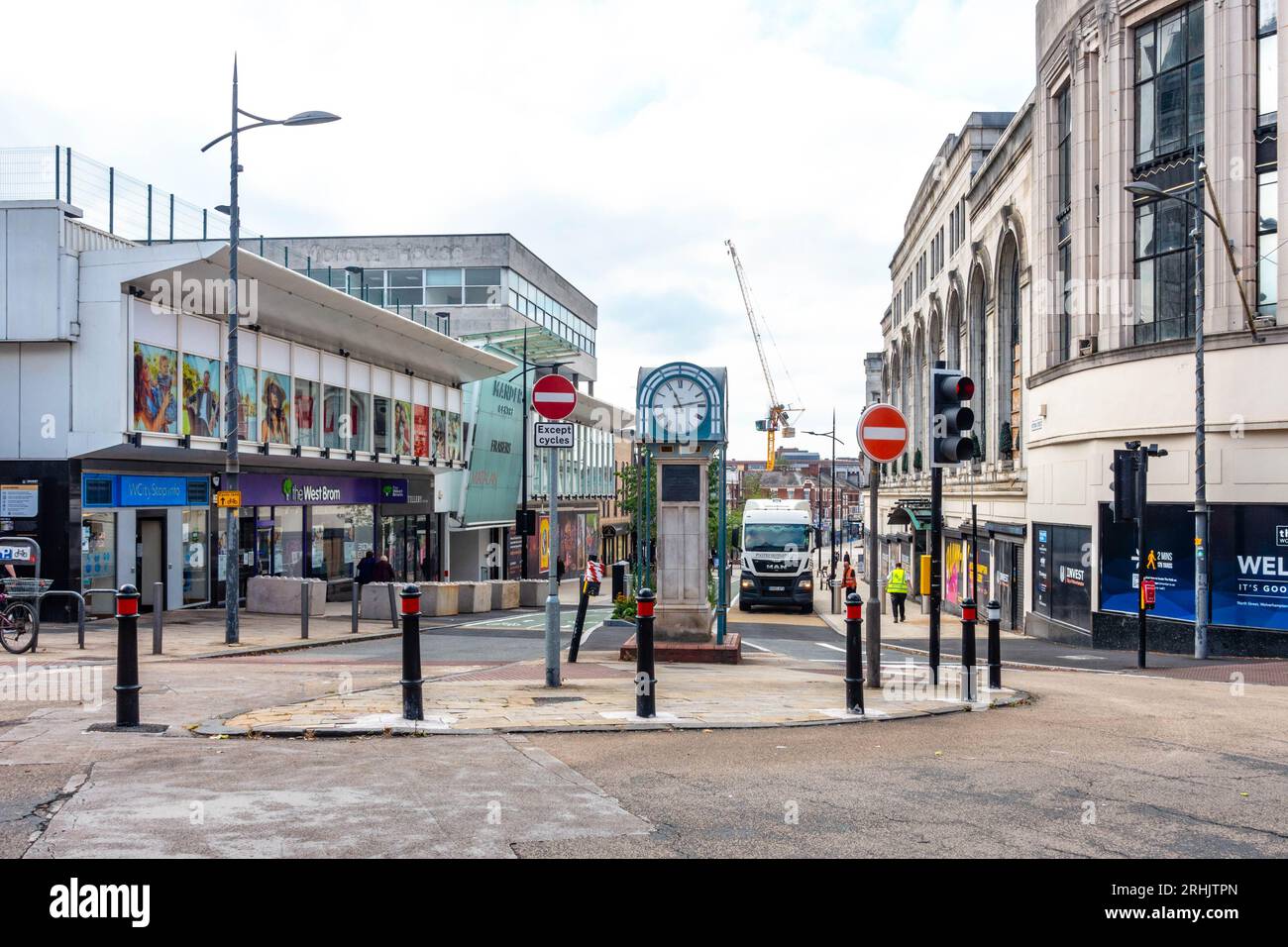 Ein Blick auf die Victoria Street in Wolverhampton, Großbritannien, mit dem Beaties Uhrenturm in der Mitte der Straße. Stockfoto