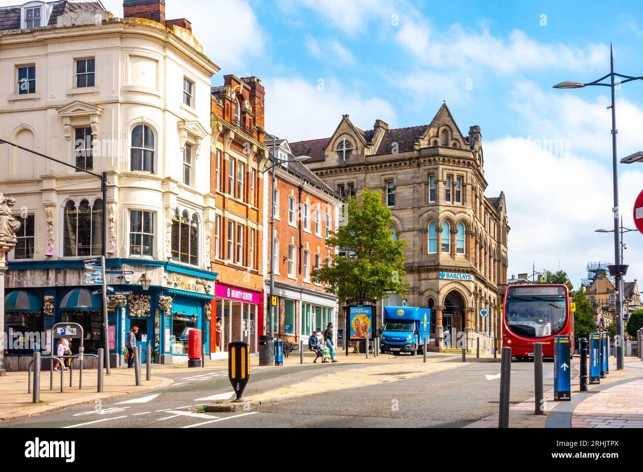Blick auf die Geschäfte und Gebäude auf dem Queen Square im Stadtzentrum von Wolverhampton, gesehen im August 2023. Stockfoto