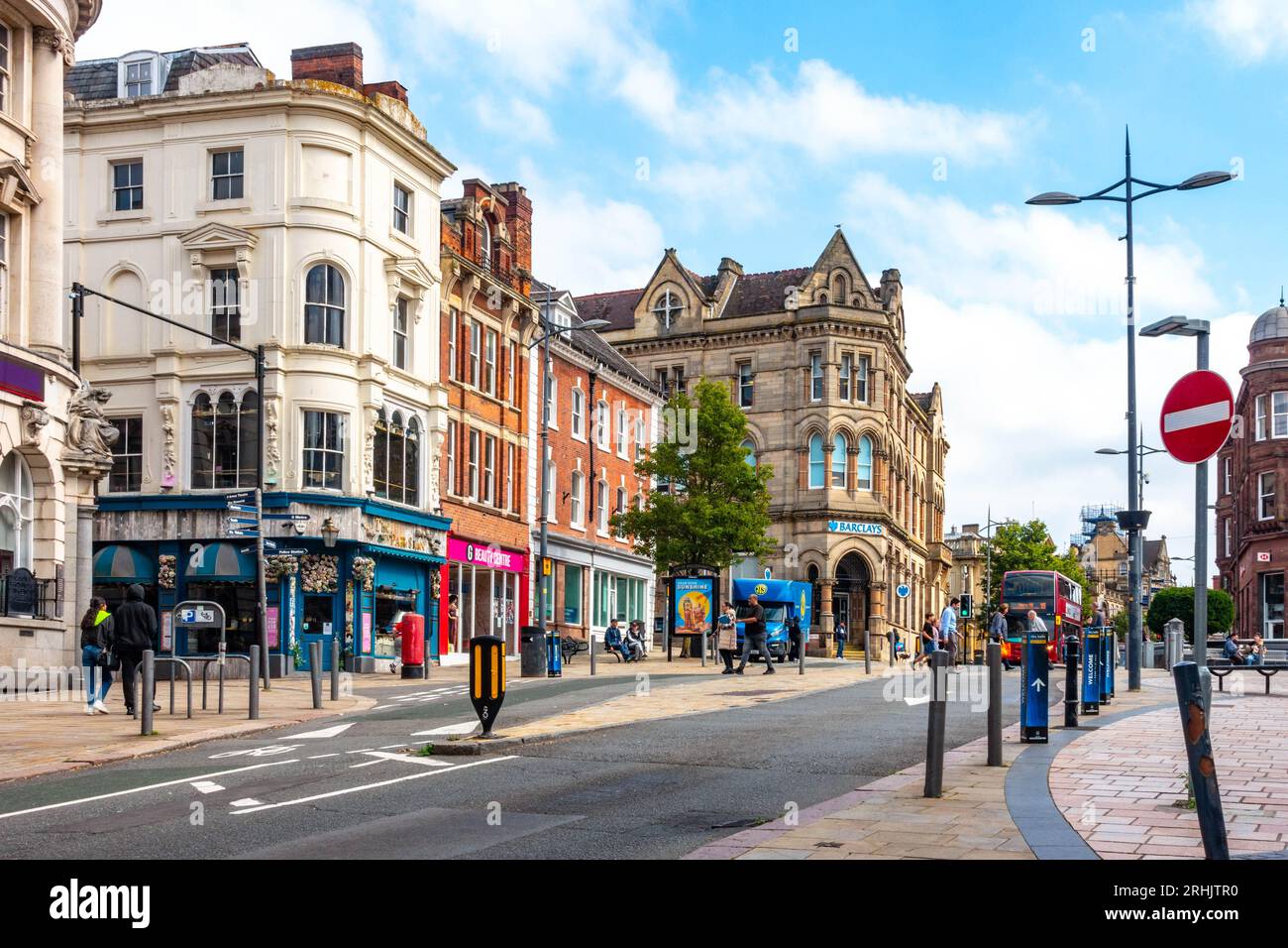 Blick auf die Geschäfte und Gebäude auf dem Queen Square im Stadtzentrum von Wolverhampton, gesehen im August 2023. Stockfoto