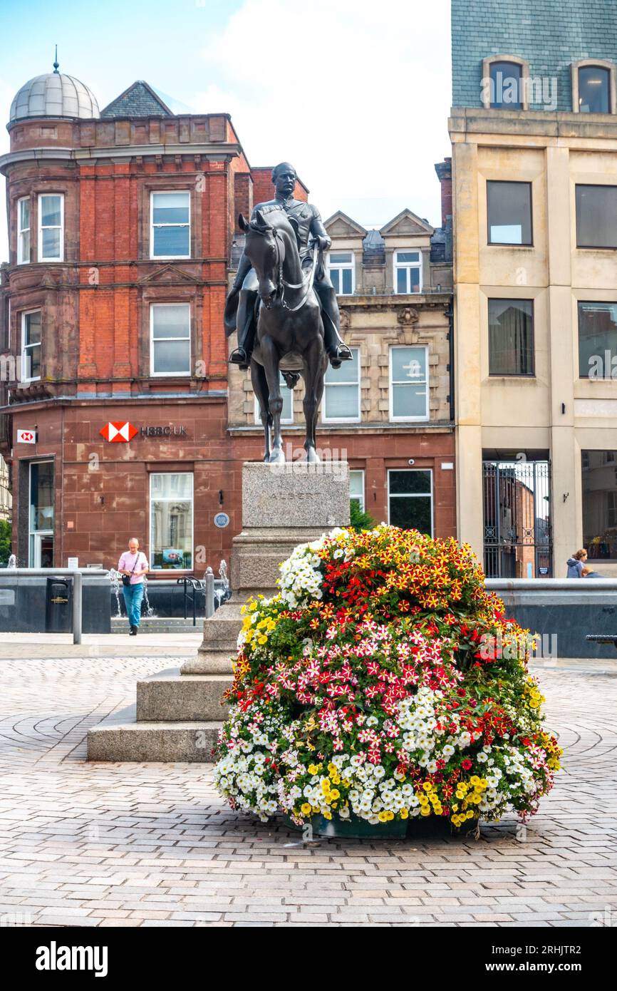 Die Bronzeskulptur des Prinzen Albert zu Pferd, königliche Gemahlin von Königin Victoria, steht auf dem Queens Square in der Stadt Wolverhampton Stockfoto
