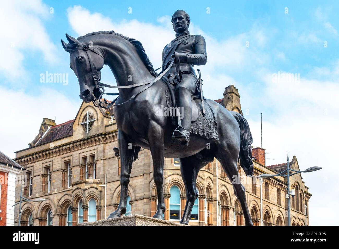 Die Bronzeskulptur des Prinzen Albert zu Pferd, königliche Gemahlin von Königin Victoria, steht auf dem Queen Square in der Stadt Wolverhampton Stockfoto