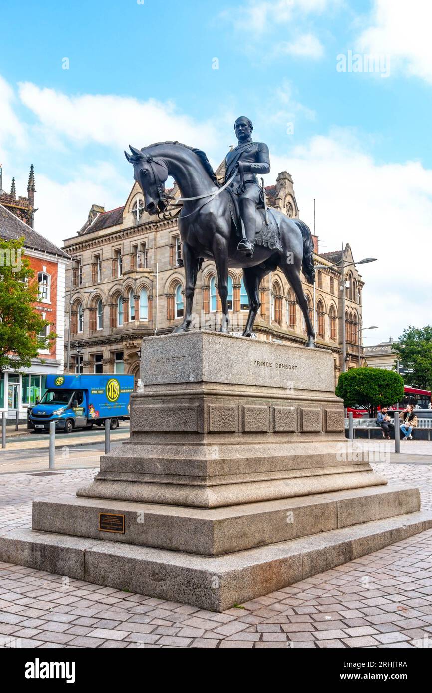 Die Bronzeskulptur des Prinzen Albert zu Pferd, königliche Gemahlin von Königin Victoria, steht auf dem Queen Square in der Stadt Wolverhampton Stockfoto
