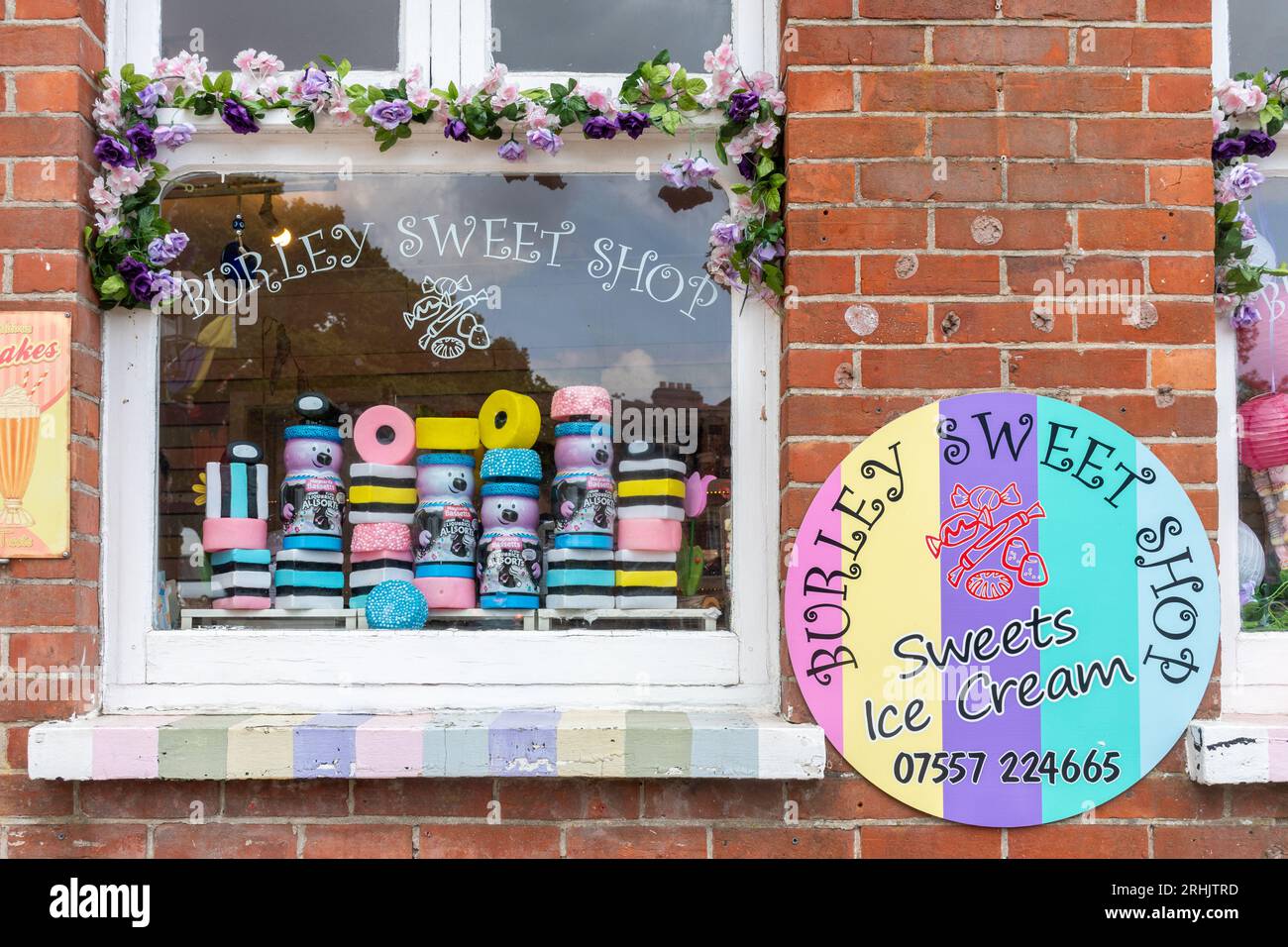 Sweet Shop in Burley, einem beliebten Dorf mit Touristen im New Forest National Park, Hampshire, England, Großbritannien Stockfoto